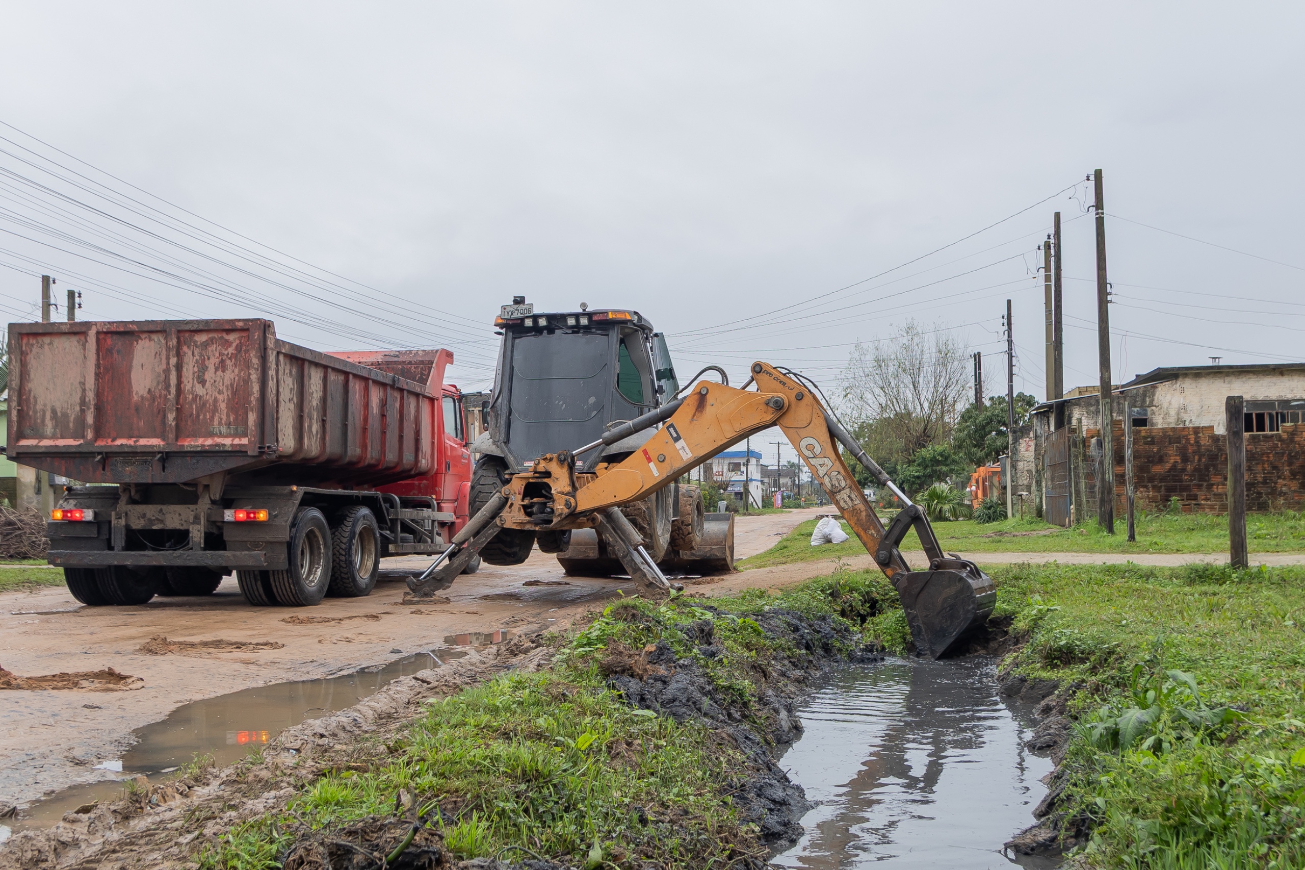 Equipes da Secretaria de Serviços Urbanos, Sanep e Defesa Civl dão continuidade às operações em diversas regiões simultaneamente na cidade