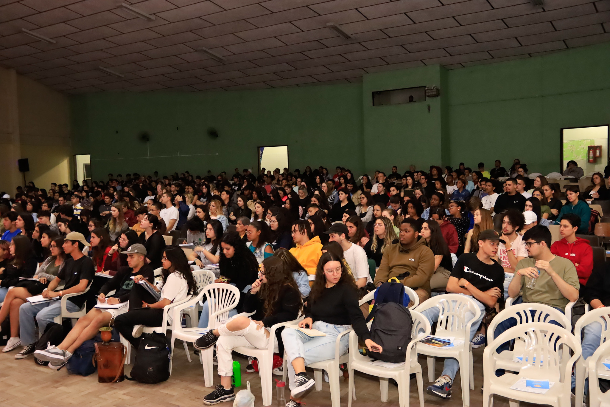 Atividade organizada pela Prefeitura e parceiros privados, está inserida no Pacto Pelotas pela Paz e reuniu centenas de alunos no auditório externo do Colégio Municipal Pelotense