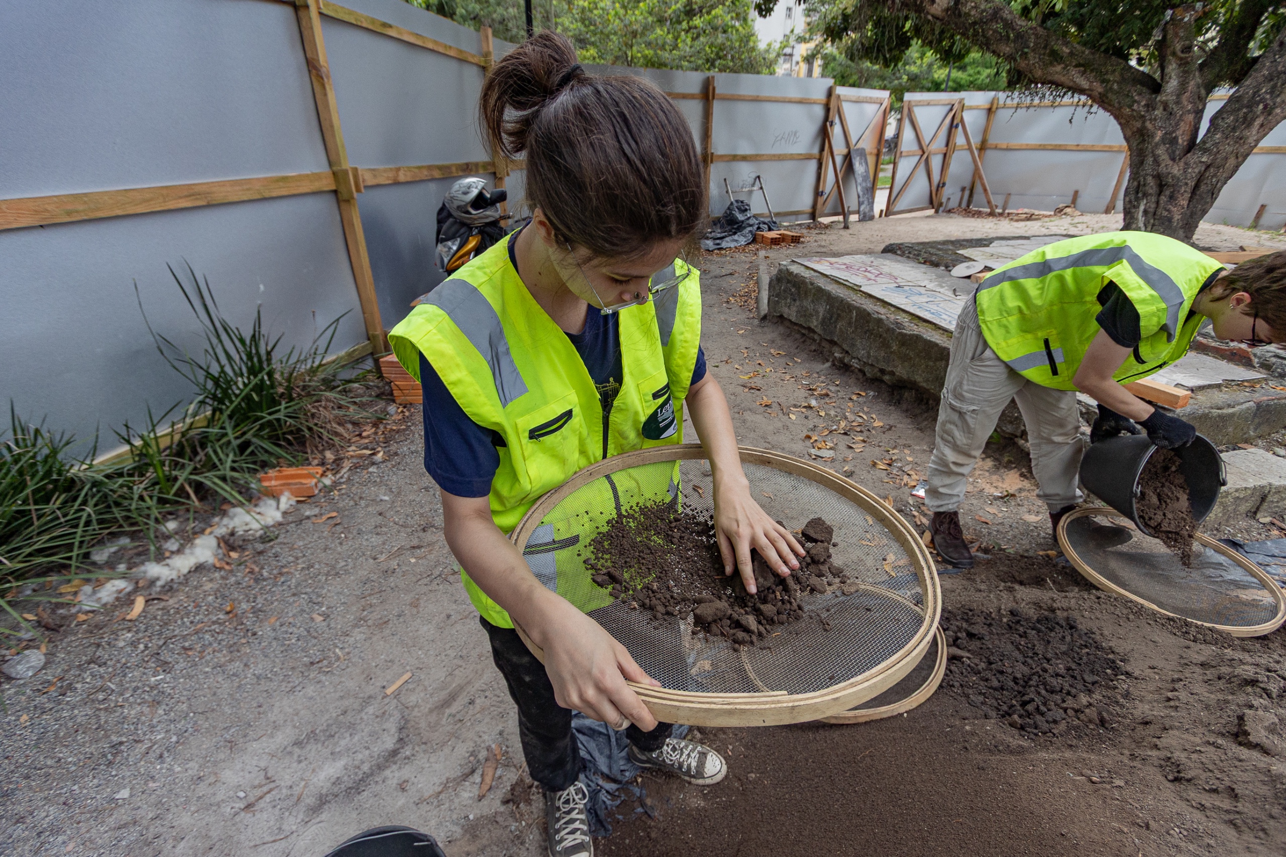 Prospecções arqueológicas em uma área de 70 metros quadrados se estende durante a Feira do Livro com direito à exposição e visita de escolas da rede municipal