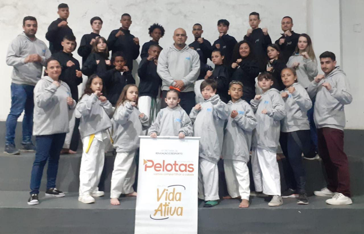 Equipe de 21 atletas dos núcleos Dunas, Vila Santos Dumont e Ginásio Karosso viajaram para Arujá, estado de São Paulo, com recursos do Município. A iniciativa faz parte do Pacto Pelotas pela Paz
