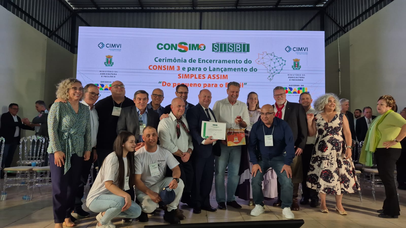 Ministro da Agricultura e Pecuária, Carlos Fávaro, entrega certificado ao Copes