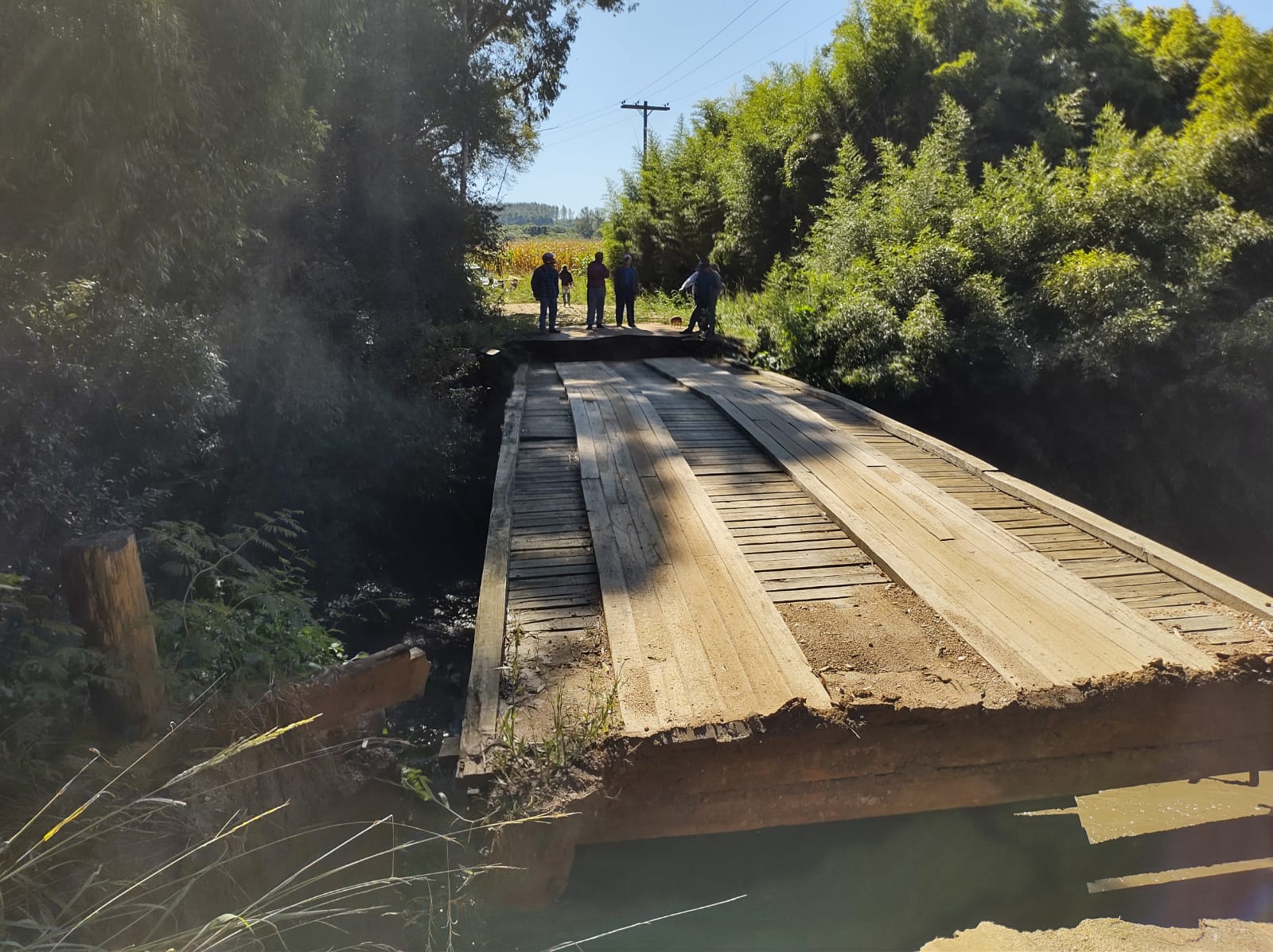 Cabeceiras foram arrastadas pelas chuvas da semana passada. Estrutura aguarda reconstrução e Prefeitura orienta sobre rota alternativa