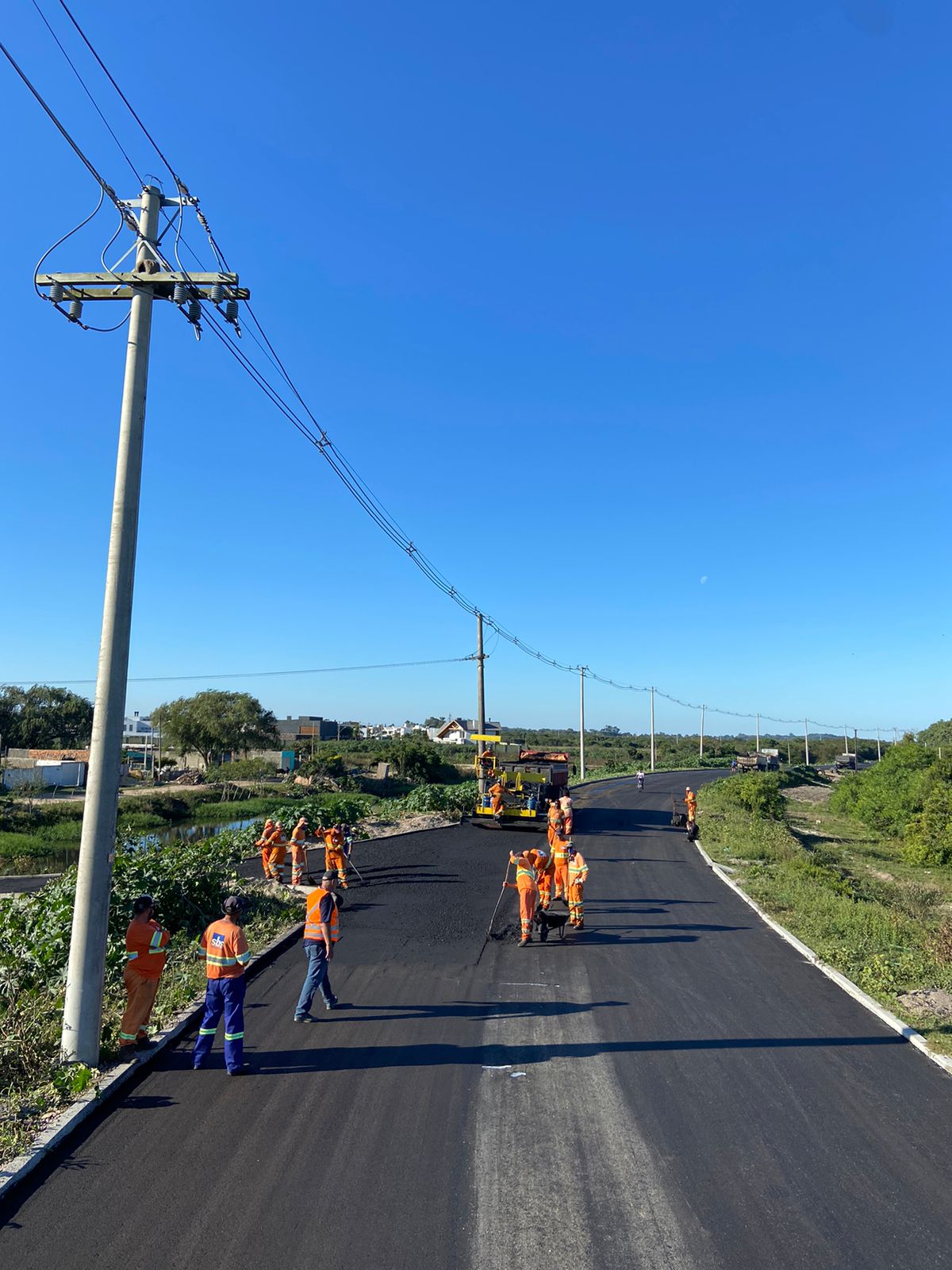 Aproximadamente 600 metros da via, correspondentes às moradias à beira do canal São Gonçalo, receberão asfalto depois da transferência das famílias