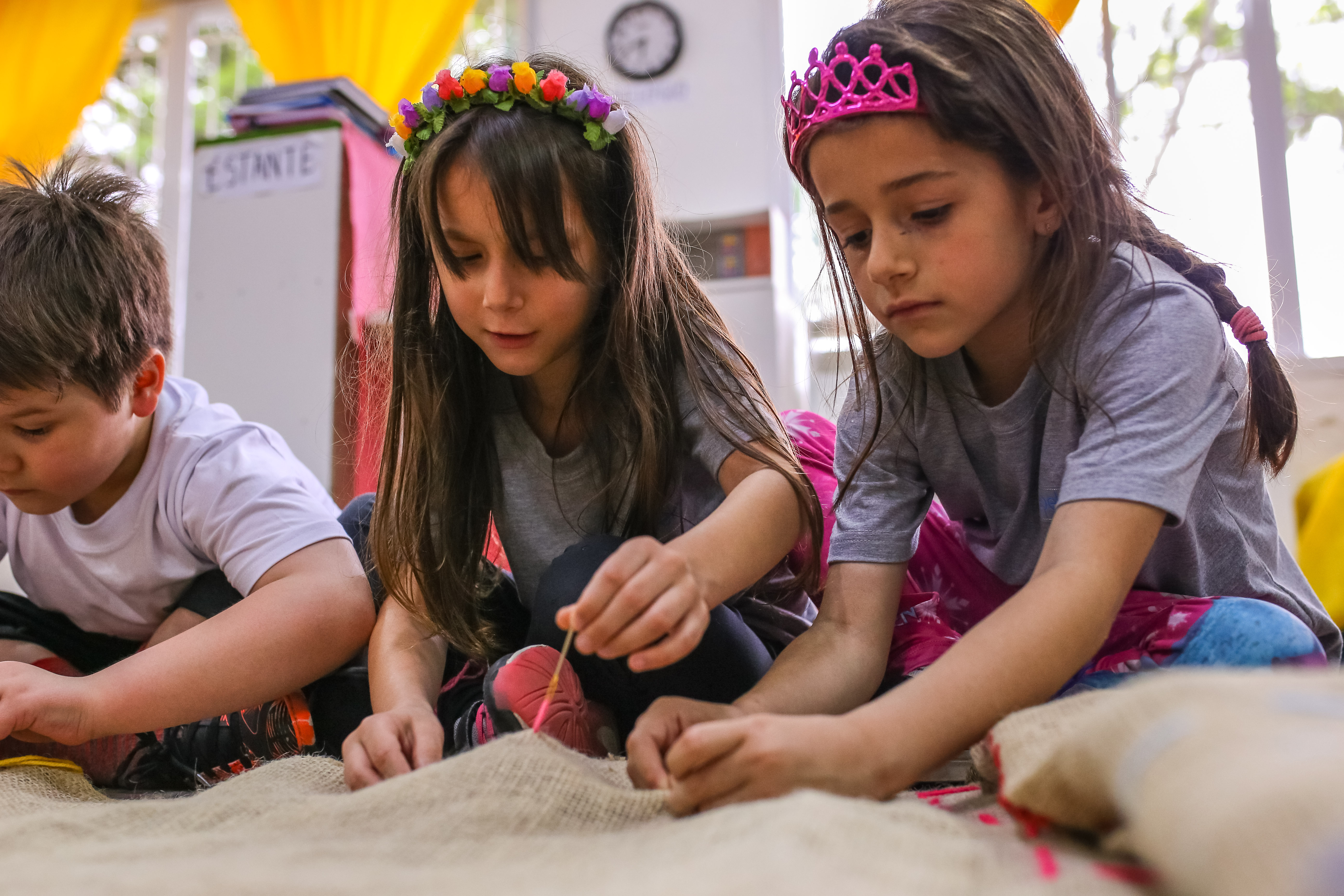 Alunos trabalham em projetos que serão apresentados em exposição alusiva aos 55 anos do educandário