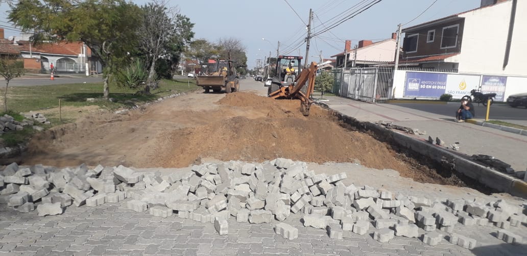 Obra é realizada com recursos próprios da Prefeitura e substitui pavimentação danificada da via