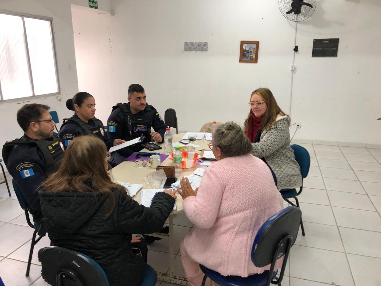 Reuniões com o CRAM e o Juizado da Violência Doméstica alinharam protocolos para atendimento e fiscalização de medidas protetivas