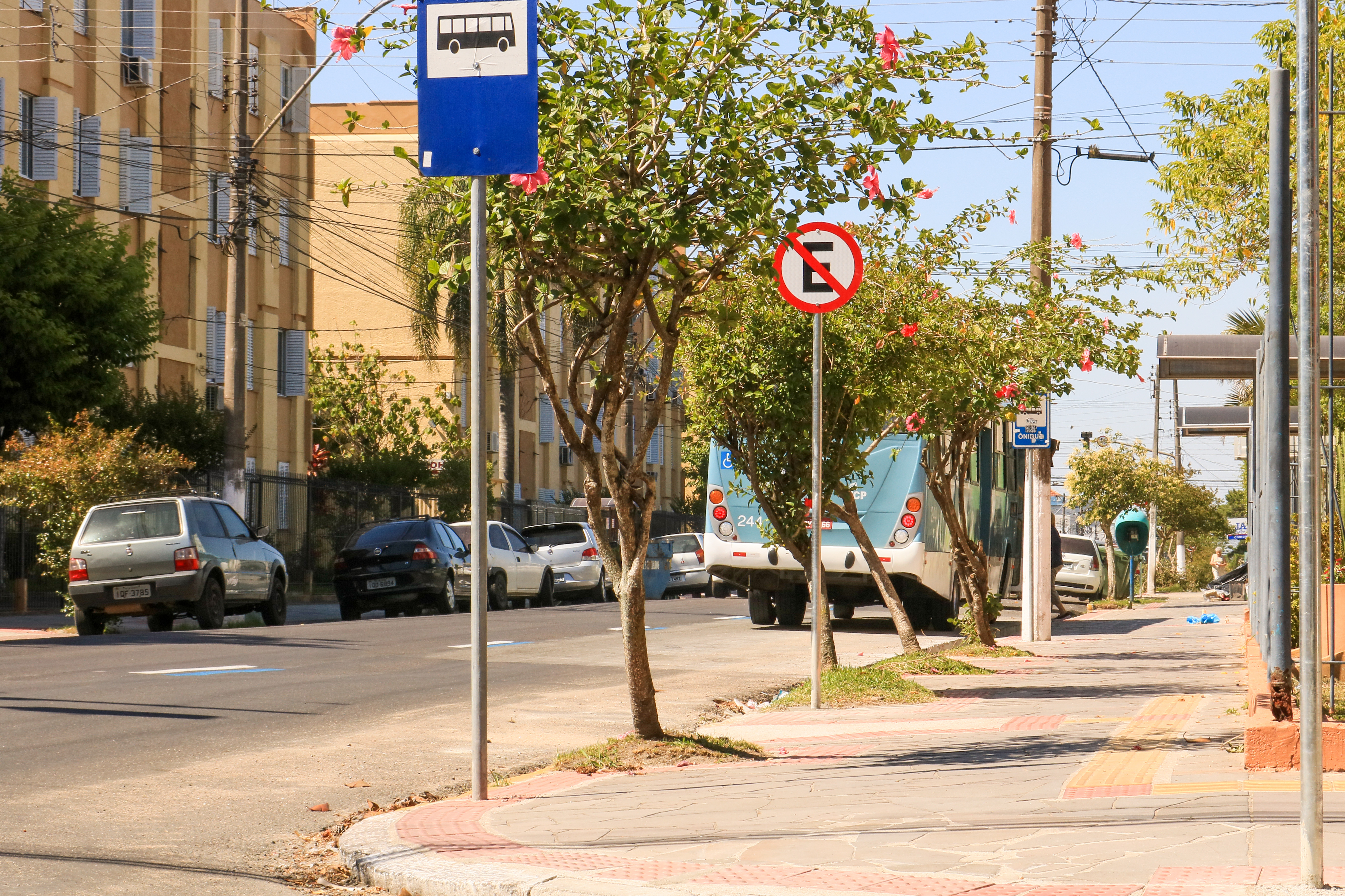 Apesar de ser compartilhado, o estacionamento no novo corredor de ônibus – entre Bento Gonçalves e Guilherme Wetzel – é proibido. Espaço destinado aos veículos fica à esquerda