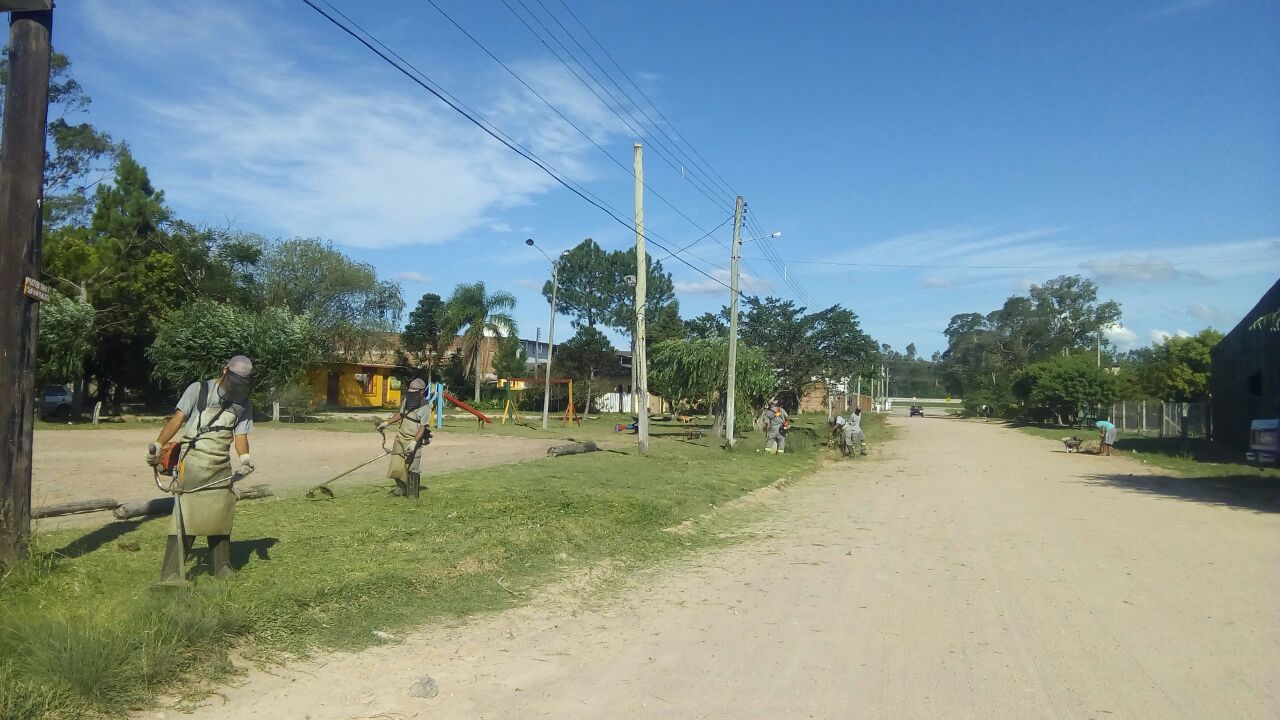Ssui realiza limpeza urbana nas regiões do Centro e Porto, roçado na praia do Laranjal, e limpeza de valetas no bairro Areal