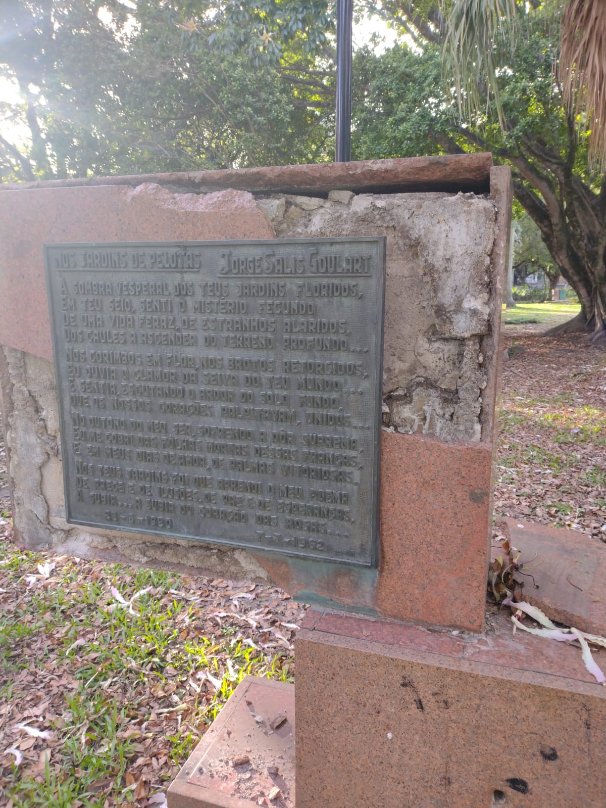 A placa que homenageia o intelectual Salis Goulart foi removida após sofrer depredações