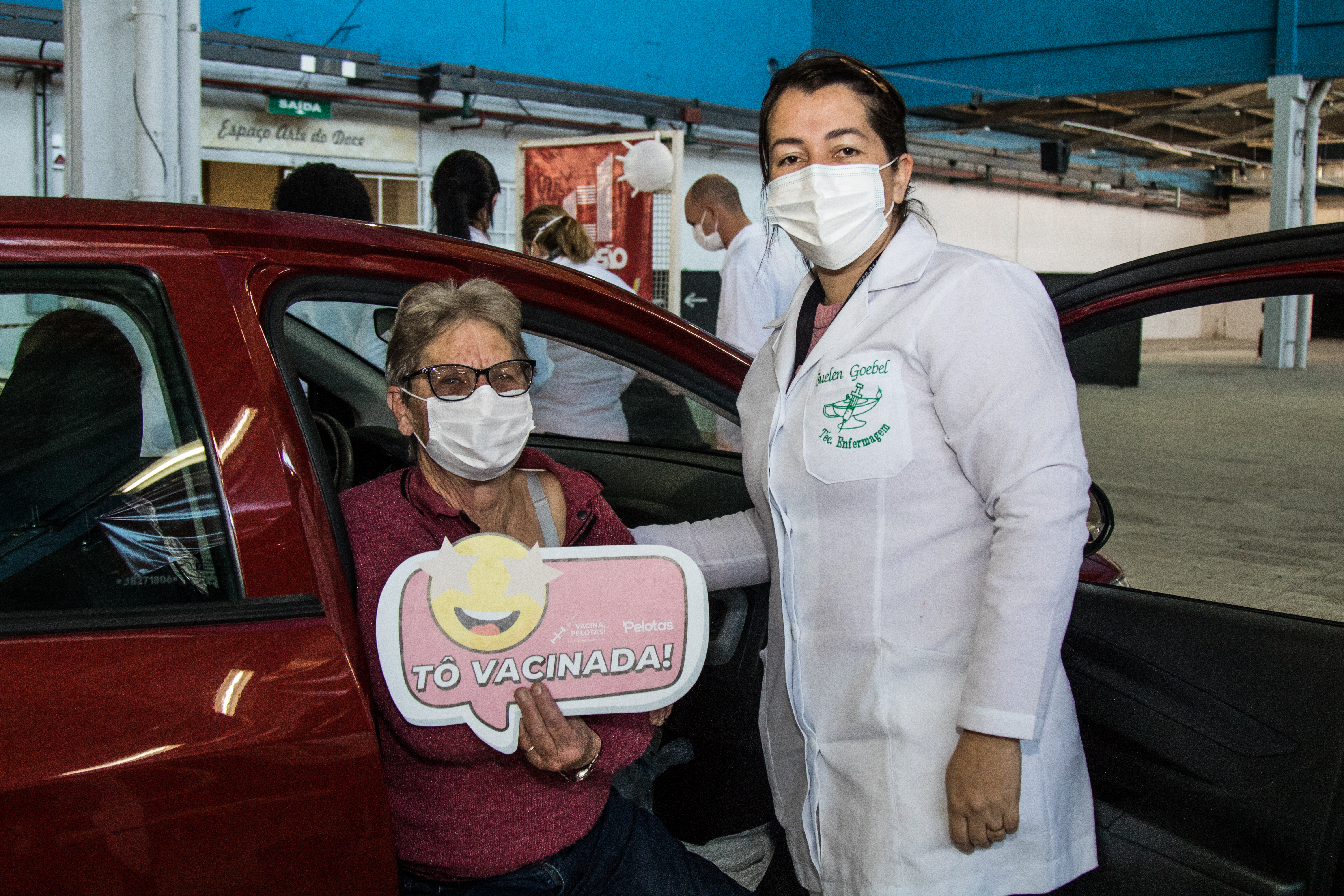 No drive-thru, foi a complementação da proteção contra o coronavírus para idosos de 69 anos ou mais. Nas escolas, ocorreu a aplicação da 1ª dose para pessoas com comorbidades previstas no Plano Estadual de Vacinação