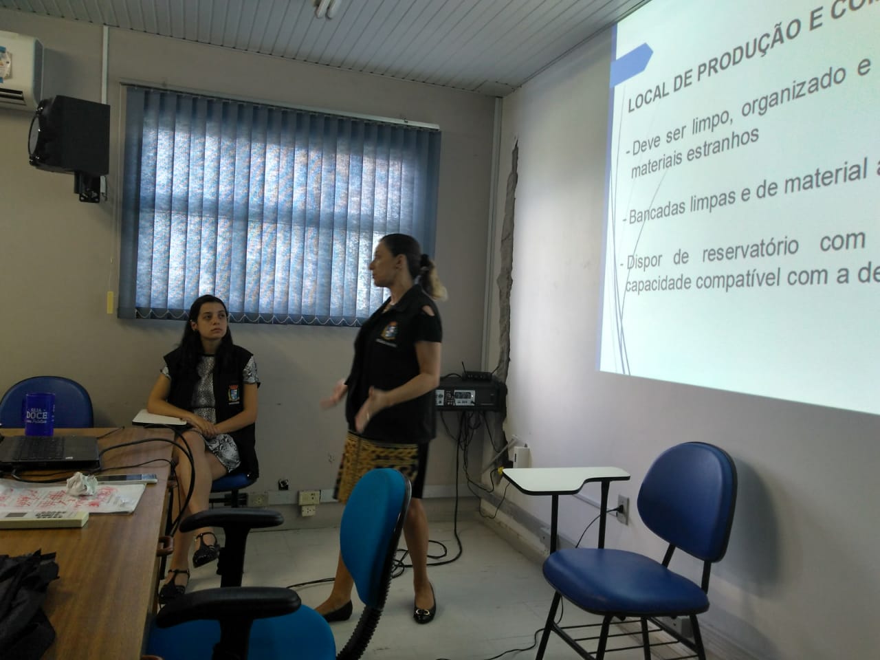 Comerciantes previamente cadastrados receberam orientações sobre boas práticas na manipulação de alimentos