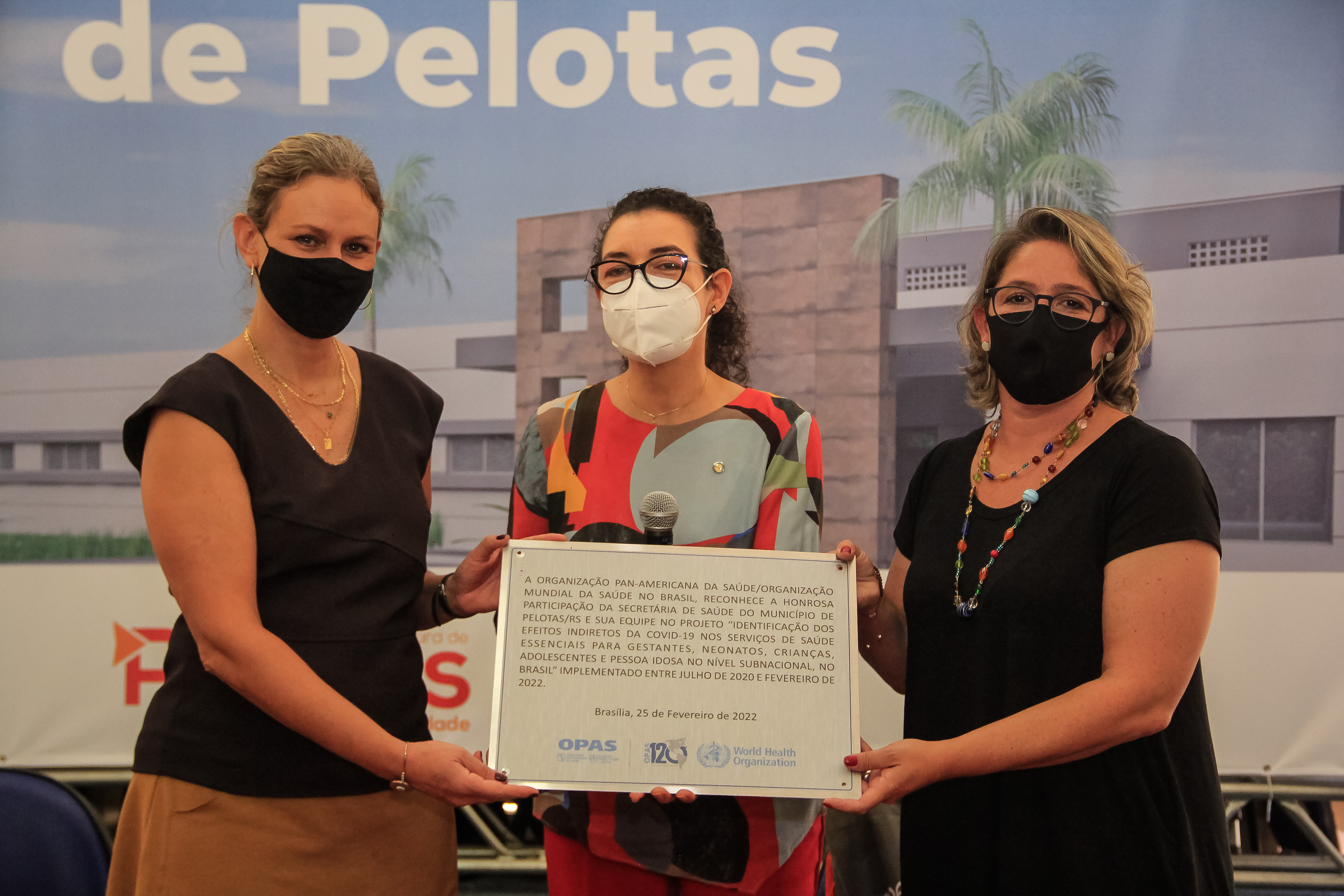 Placa de reconhecimento foi entregue à prefeita Paula Mascarenhas e à secretária de Saúde, Roberta Paganini, pelo trabalho horizontal de enfrentamento à pandemia do coronavírus no Município