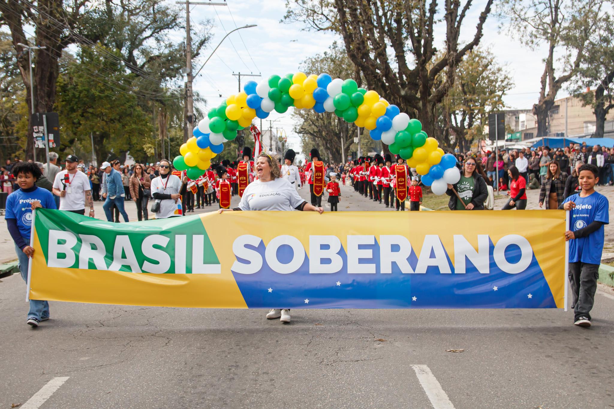 Os desfiles reuniram em torno de 40 entidades na avenida Bento Gonçalves