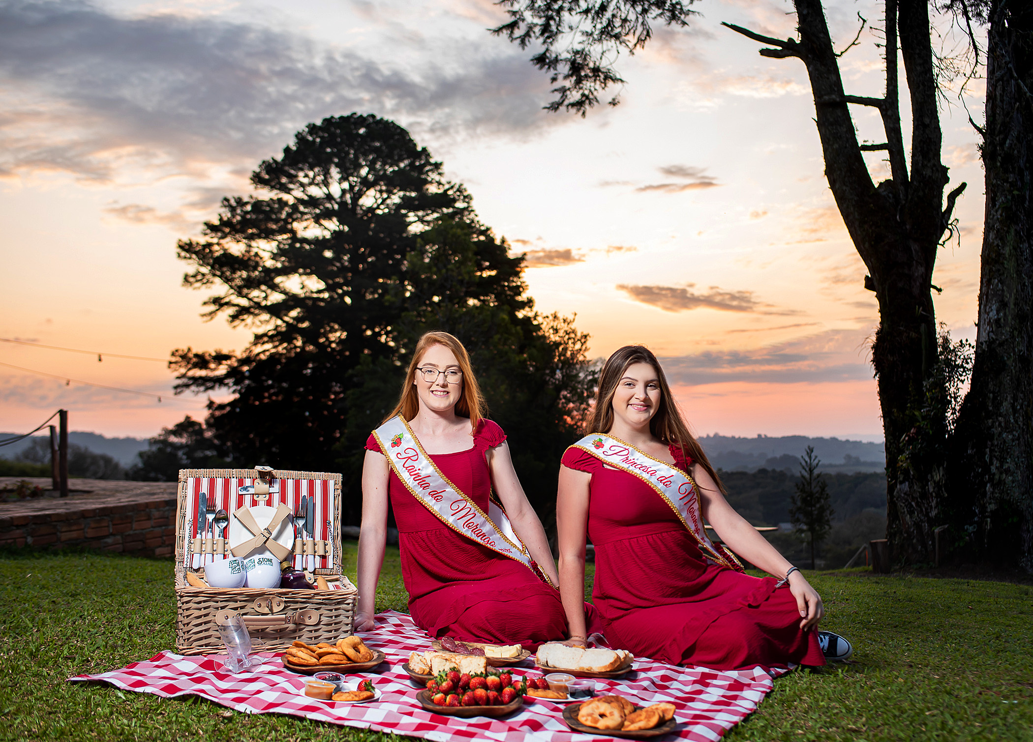 Rainha e princesa participarão de dois eventos e usarão a vestimenta típica de soberanas