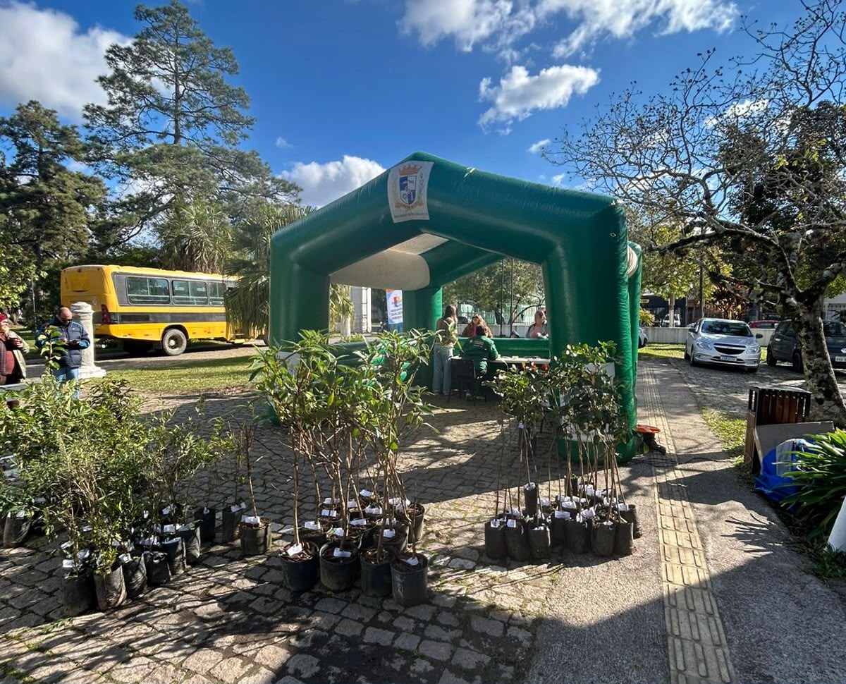Ação de incentivo à arborização urbana e à preservação de espécies da flora regional ocorreu na manhã de terça (23)