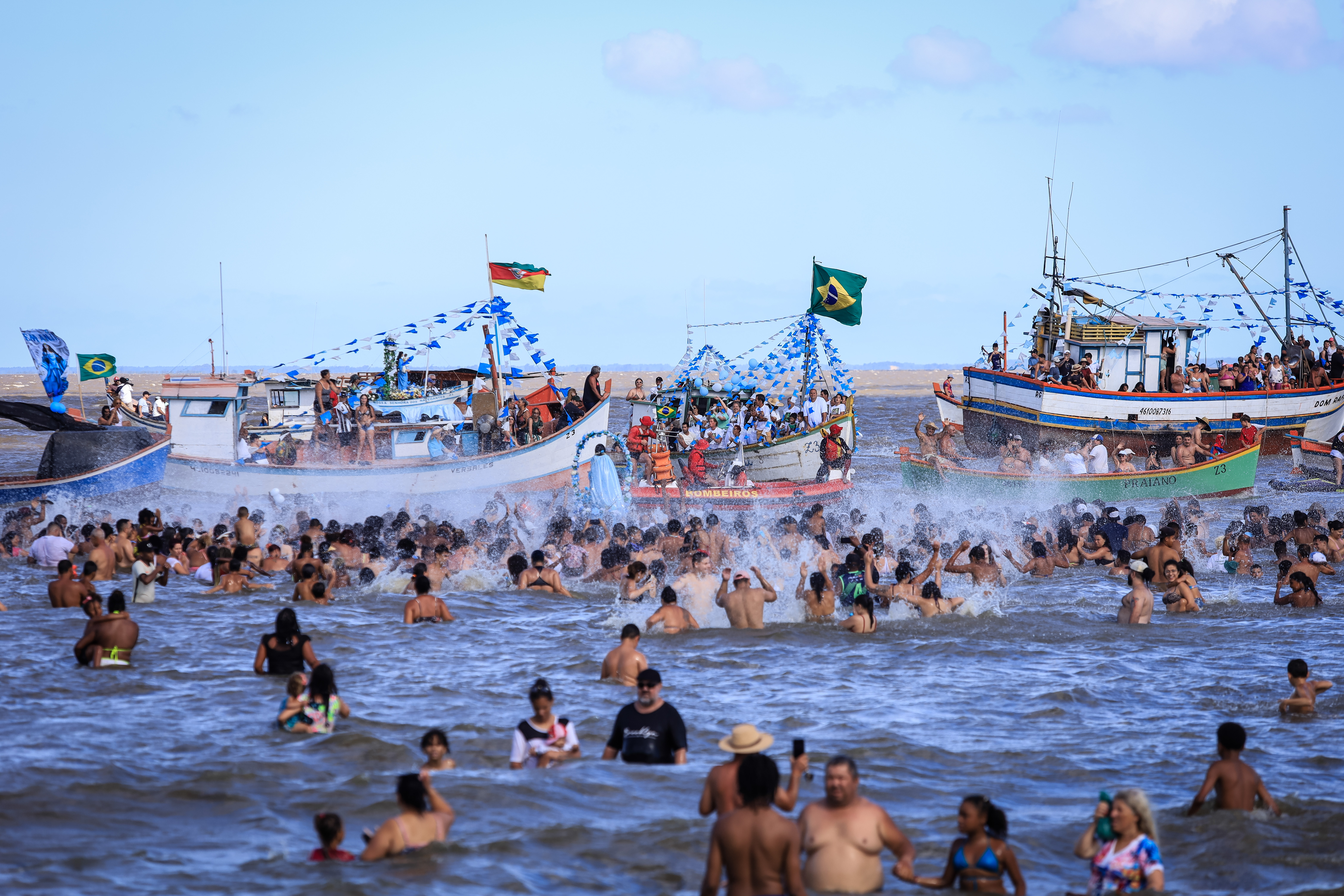 Tradicional encontro nas águas do Balneário dos Prazeres mobiliza fiéis