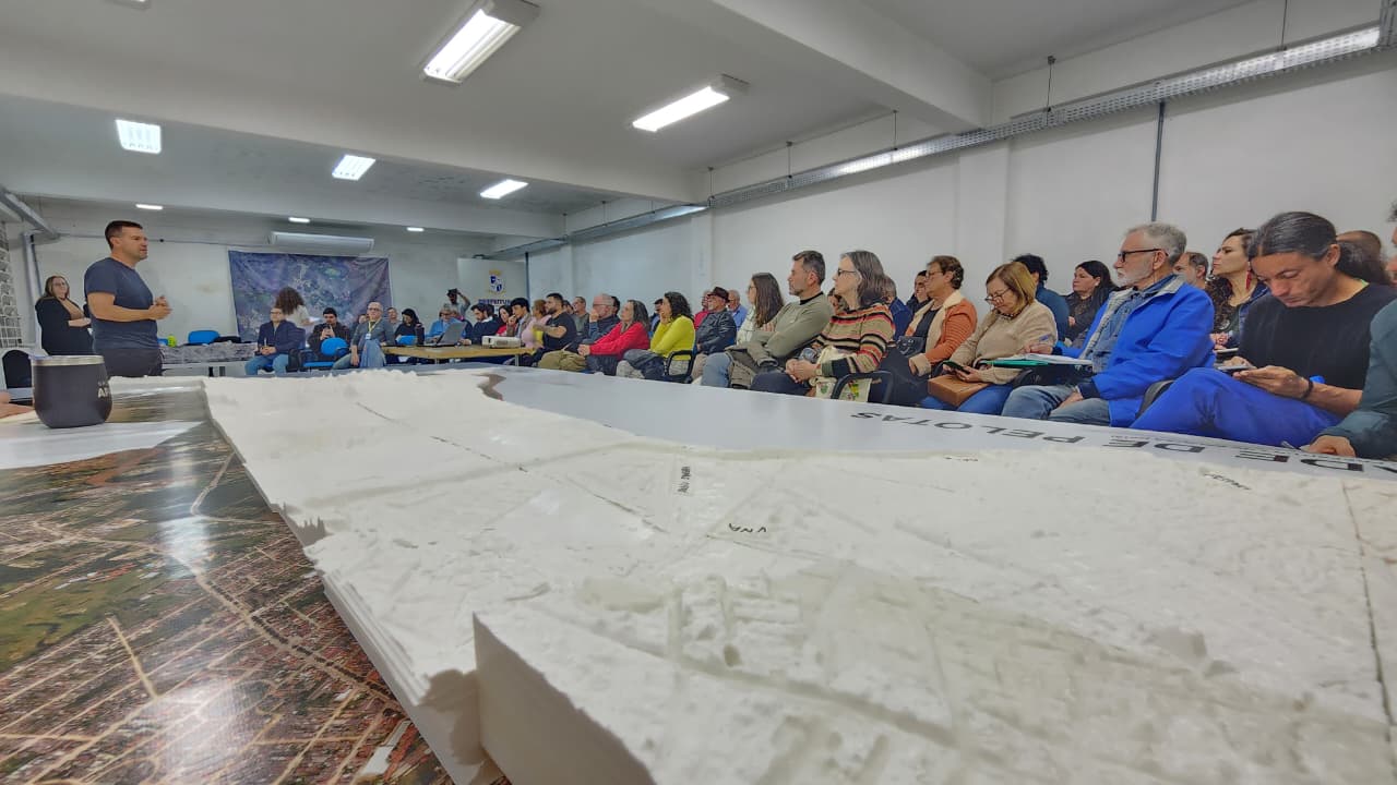 Mais de 34 entidades estiveram representadas no auditório da Seurb para conhecer as bases do texto que garante preservação ambiental em áreas baixas do município