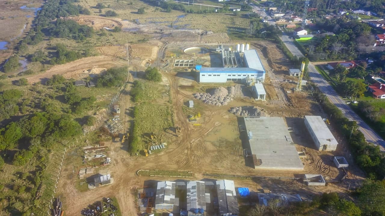 Pneus de uma camionete Toyota e de um reboque que transporta uma bomba de sucção do Sanep foram esvaziados para impedir que a autarquia removesse a estrutura do canteiro de obras