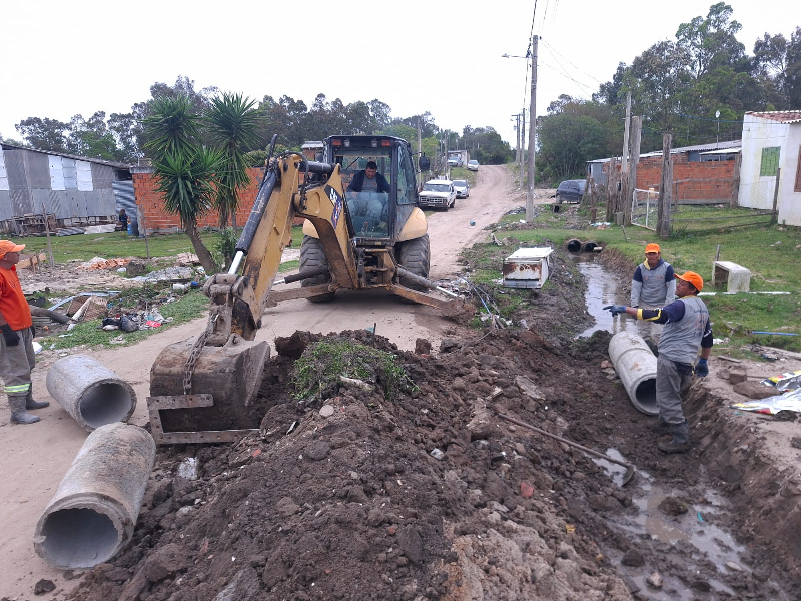 Operação coordenada pela Ssui inclui instalação de tubos de concreto, bueiros, travessias, construção de caixas coletoras e limpeza de rede