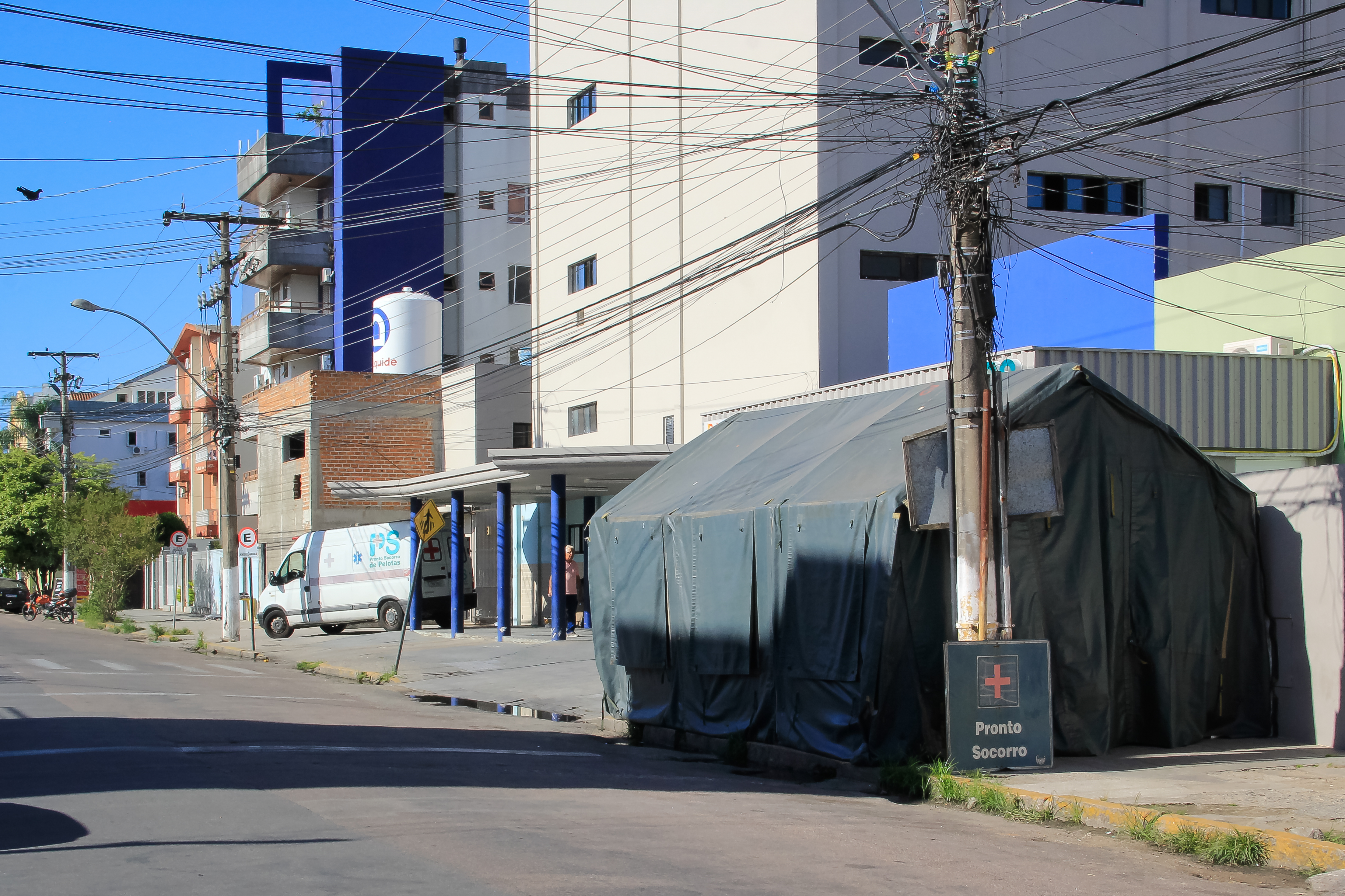 Estrutura montada em parceria com o Exército servirá para proteger os pacientes do PS, muitos com casos graves, de possível exposição ao novo coronavírus