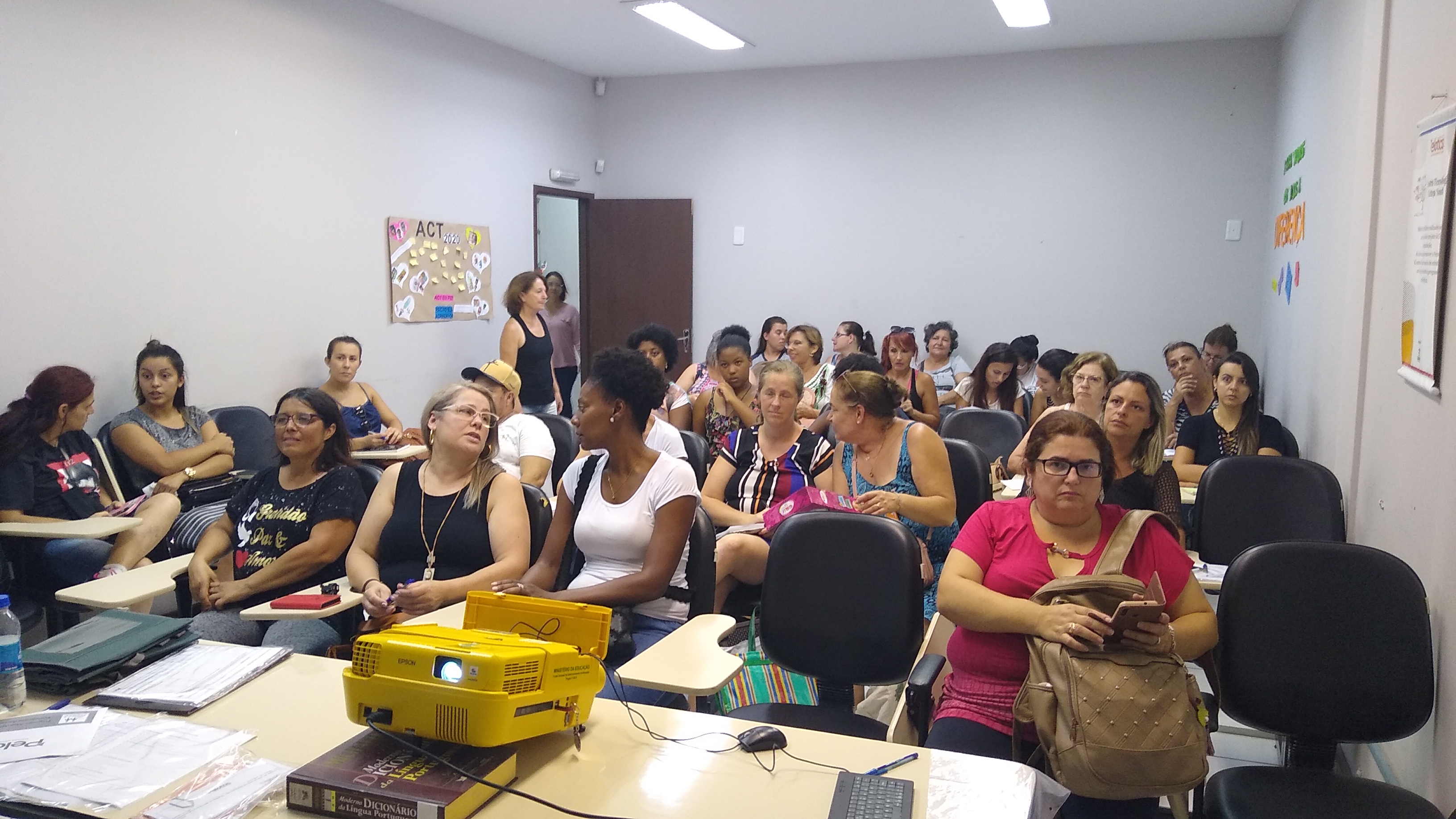 Cerca de 40 estudantes de Magistério e Pedagogia que atuam na função foram capacitados ao uso da plataforma online do Programa Mais Alfabetização