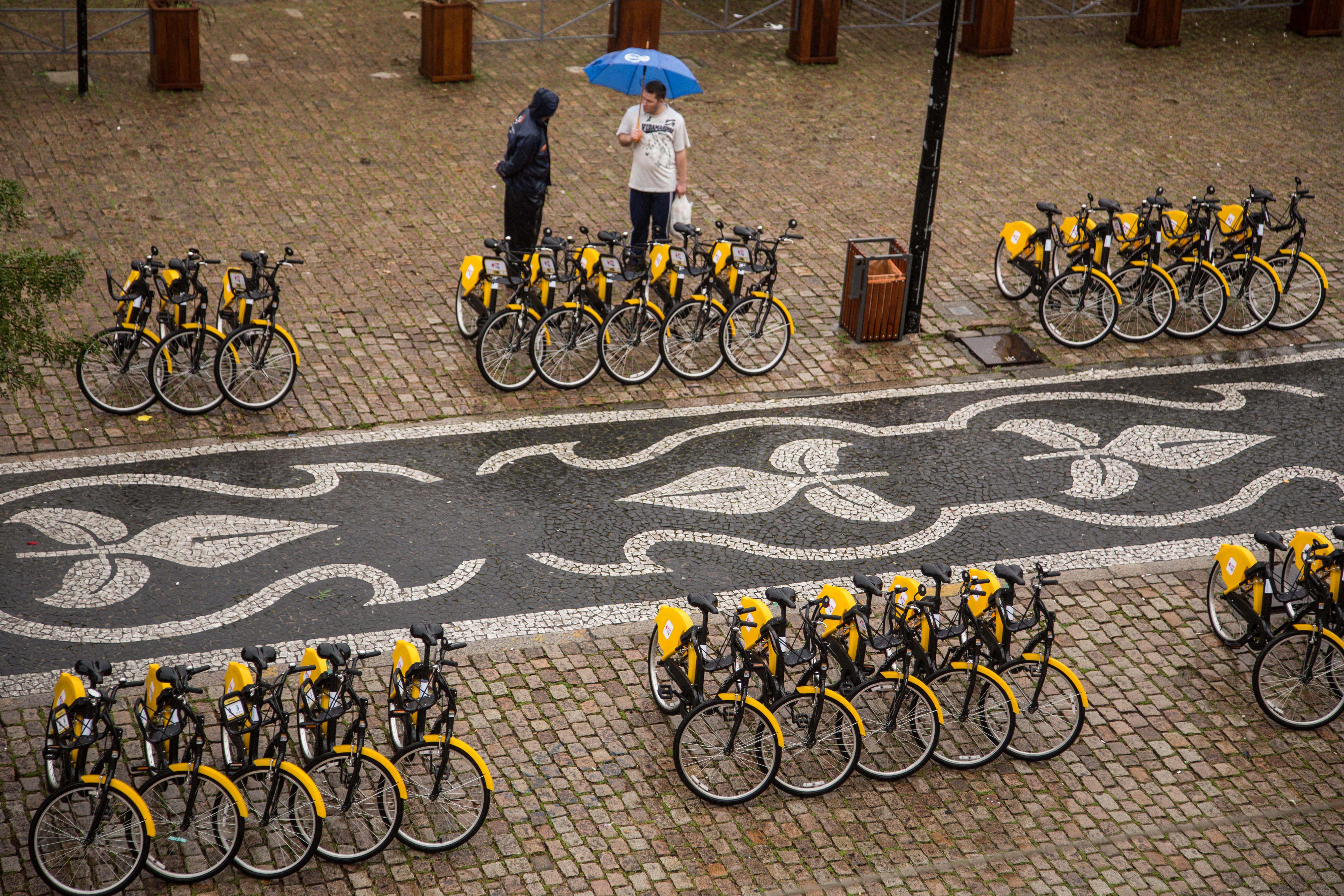 Com investimento da iniciativa privada, as bikes ficam em 14 locais do município; usuário paga R$ 1,50 por 15 minutos ou R$ 20 por todo o mês