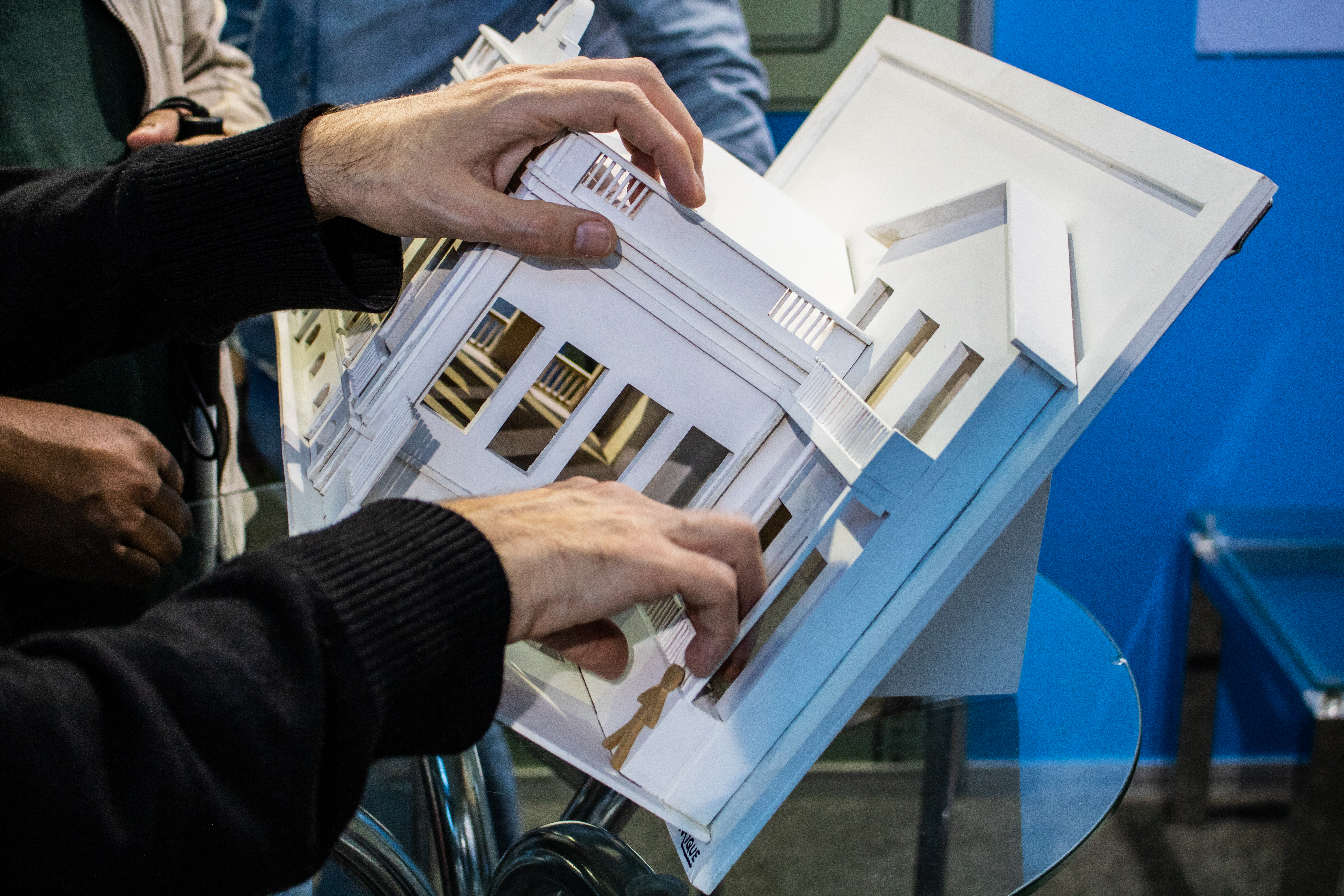 Estande da Prefeitura disponibiliza maquetes de prédios históricos para serem conhecidos por deficientes visuais