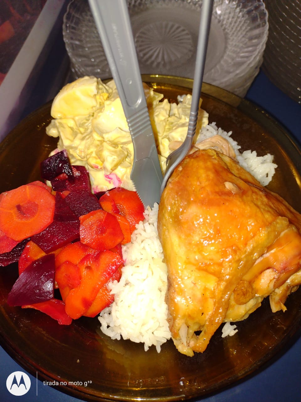 Frango assado com saladas foi última refeição oferecida pelo serviço em 2021