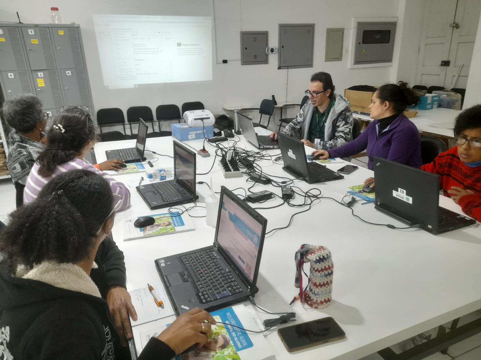 Conhecimentos básicos de informática em computadores e celulares foram o foco do evento