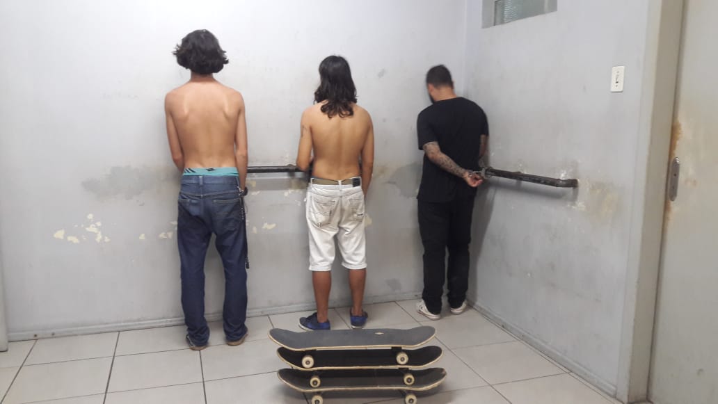 Três indivíduos danificaram o mobiliário urbano utilizando skates