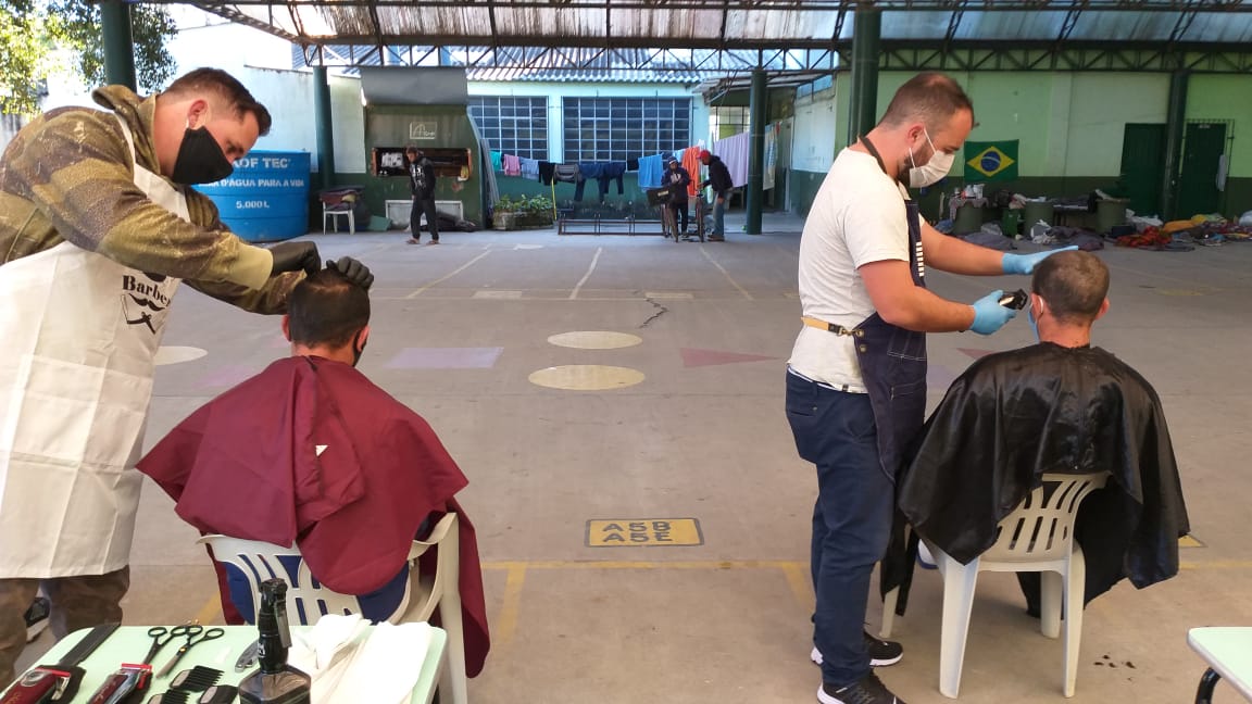 Cortes de barba e cabelo foram feitos por uma escola de cabeleireiros no Colégio Pelotense