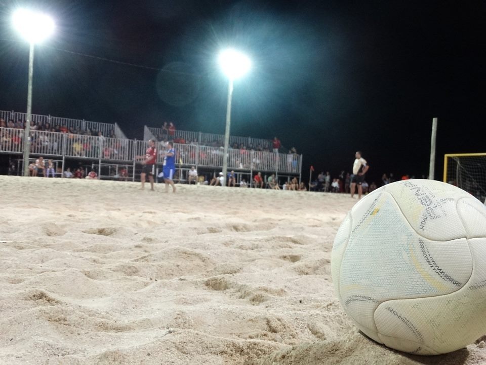 Partida de futebol gratuita e aberta à população acontece na Arena de Esportes do Laranjal, às 19h45min