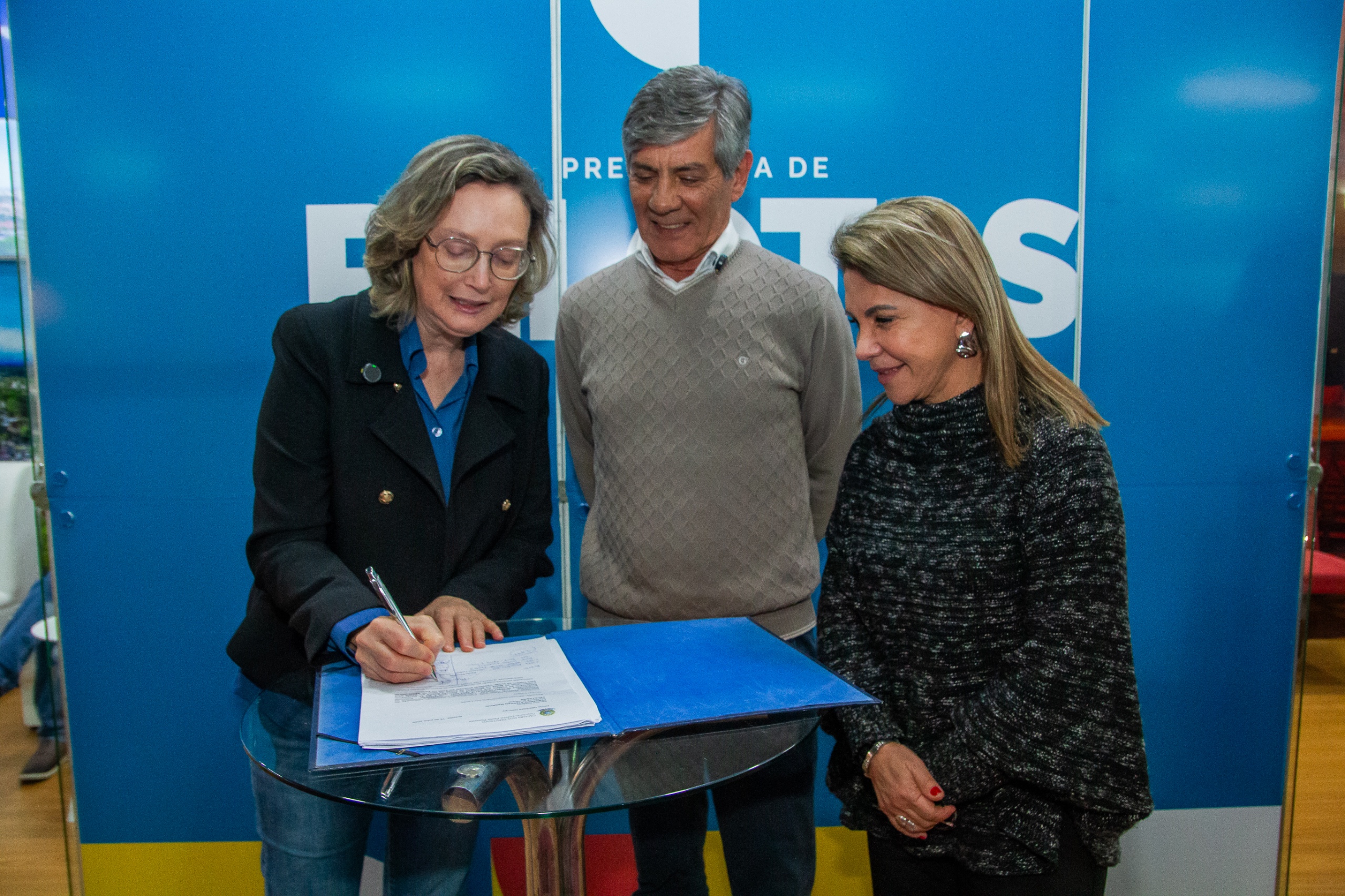 Deputada confirma emendas durante visita ao estande da Prefeitura
