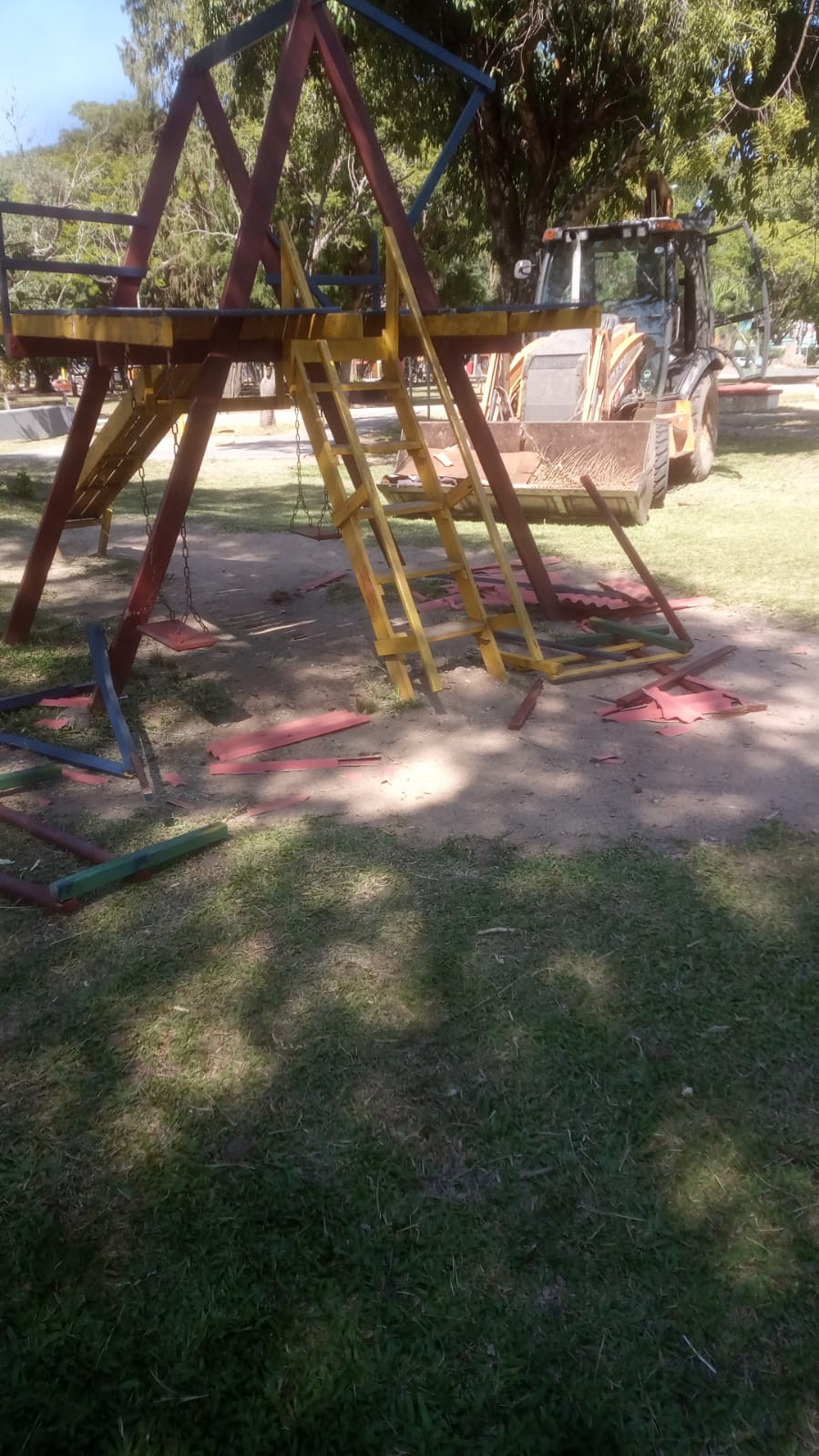 Brinquedos do Parque Dom Antônio Zattera foram alvo de vandalismo