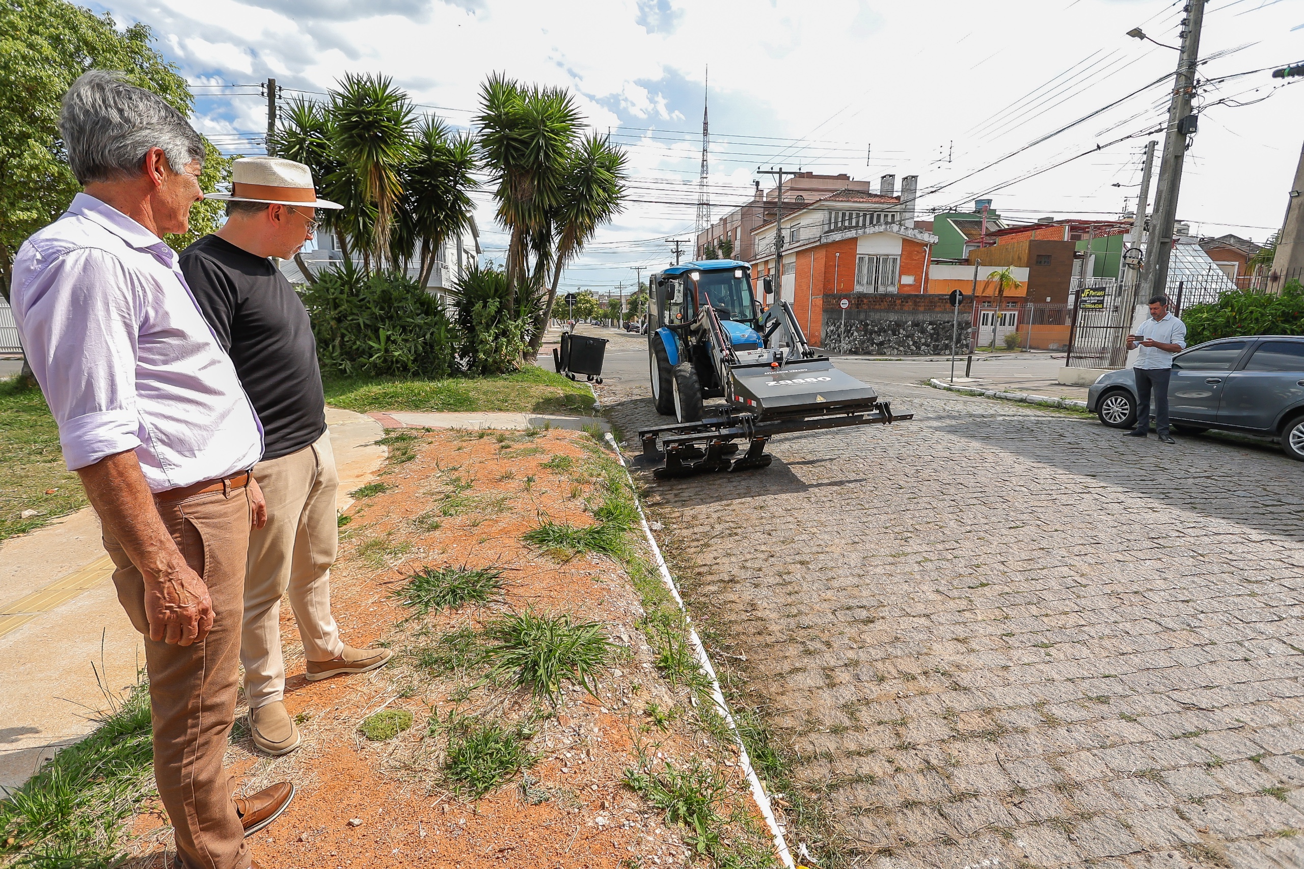 Município põe equipamento em teste em espaços onde gramíneas se acumulam mais facilmente, como em calçadas, sarjetas e ruas de pedras irregulares e paralelepípedos