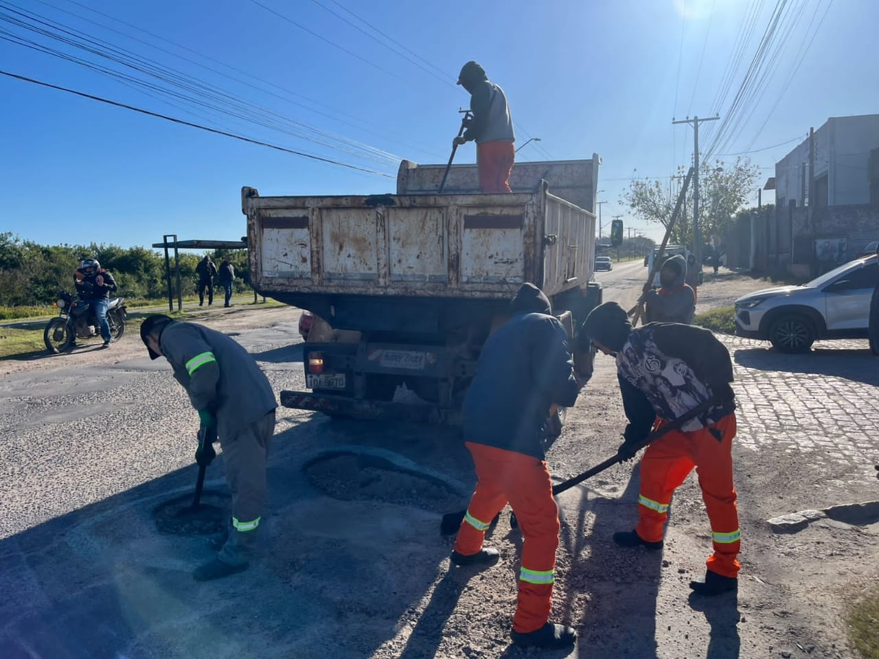 Limpeza, Operação Tapa-buracos e, a partir desta quarta, serão aplicadas camadas de asfalto em trechos desta importante via da zona norte