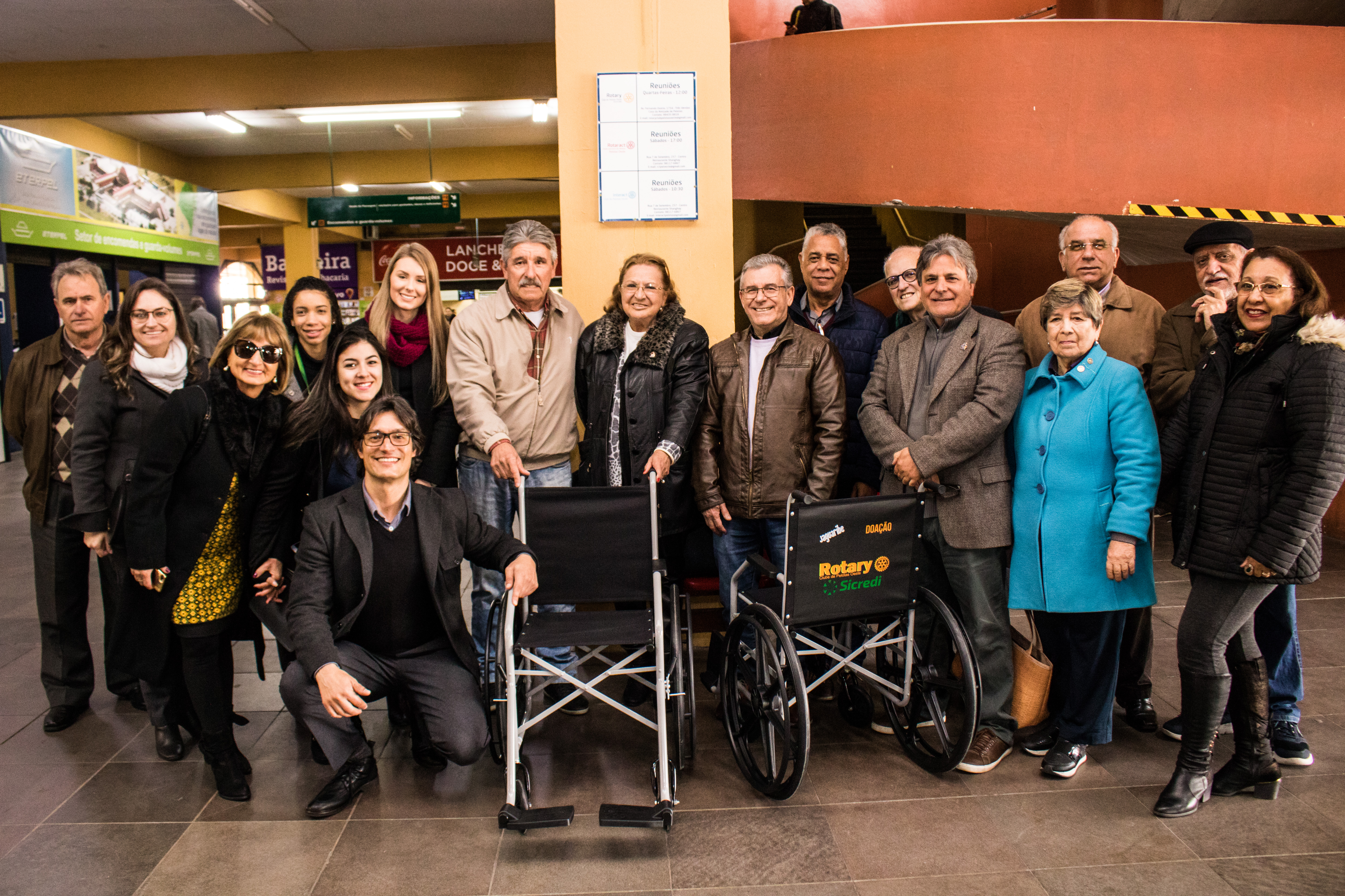 Equipamentos, que serão utilizados para dar mais conforto àquelas pessoas com problemas de mobilidade que chegam ao terminal, foram doados pelo Rotary Clube Oeste e Sicredi Zona Sul