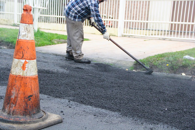 A rua Miguel Meirelles, no Areal, será a próxima a receber pavimentação, executada pela Secretaria de Obras e Pavimentação (Smop). As rótulas da avenida Ferreira Viana, em direção ao Laranjal, também passarão por reparos