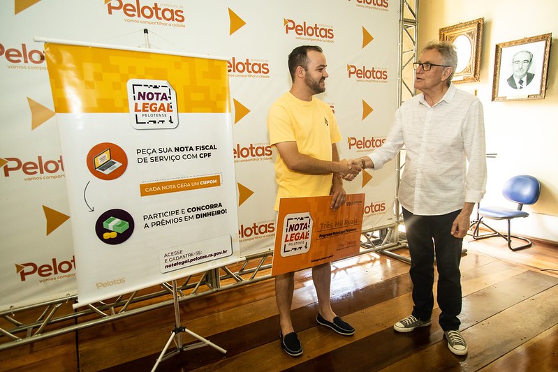 Prefeito em exercício entregou cheque de R$ 3 mil a Luís Filipe Coelho Machado, vencedor do primeiro prêmio do sorteio 11