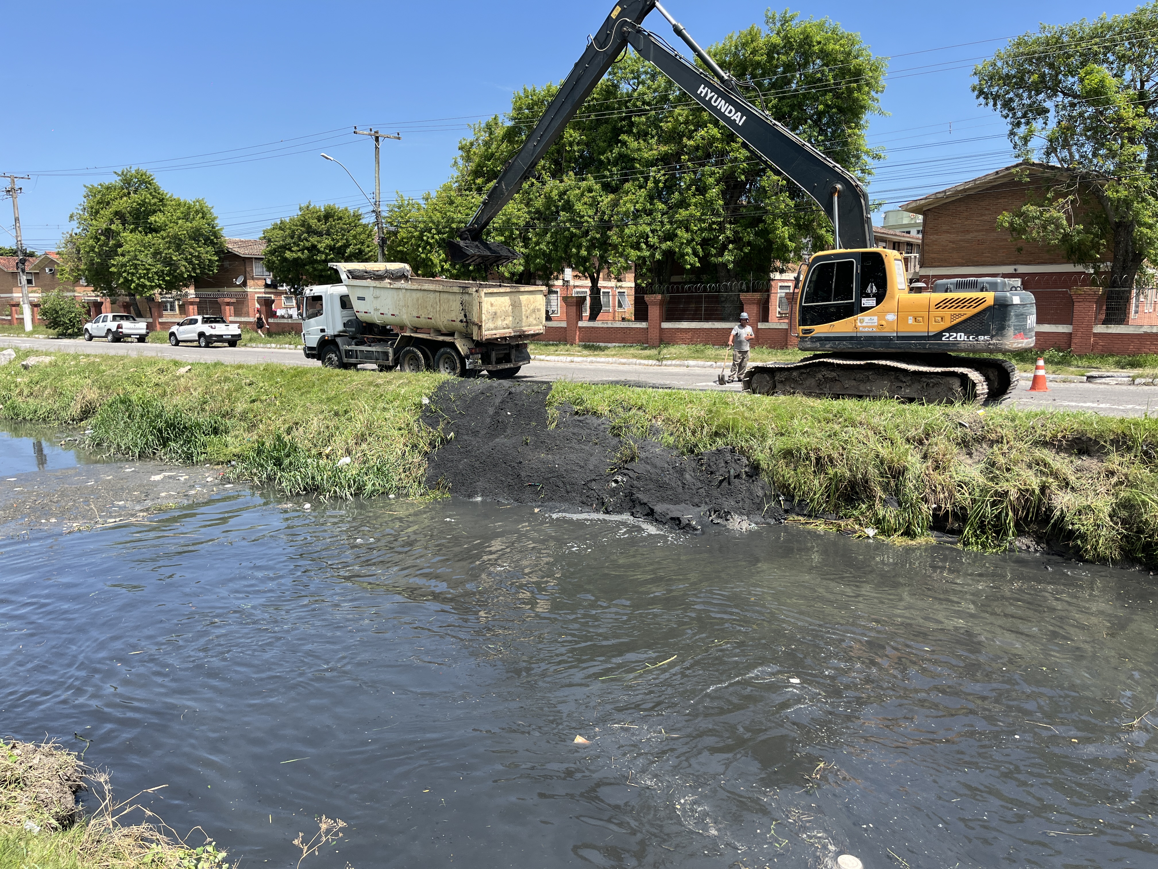 Manutenção preventiva tem objetivo de garantir funcionalidade de importante estrutura de drenagem da cidade