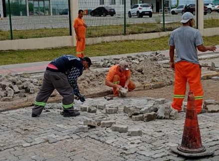 Intervenções em pavimentação, construção de quebra-molas e requalificação com blocos intertravados visam à segurança e ao conforto da população