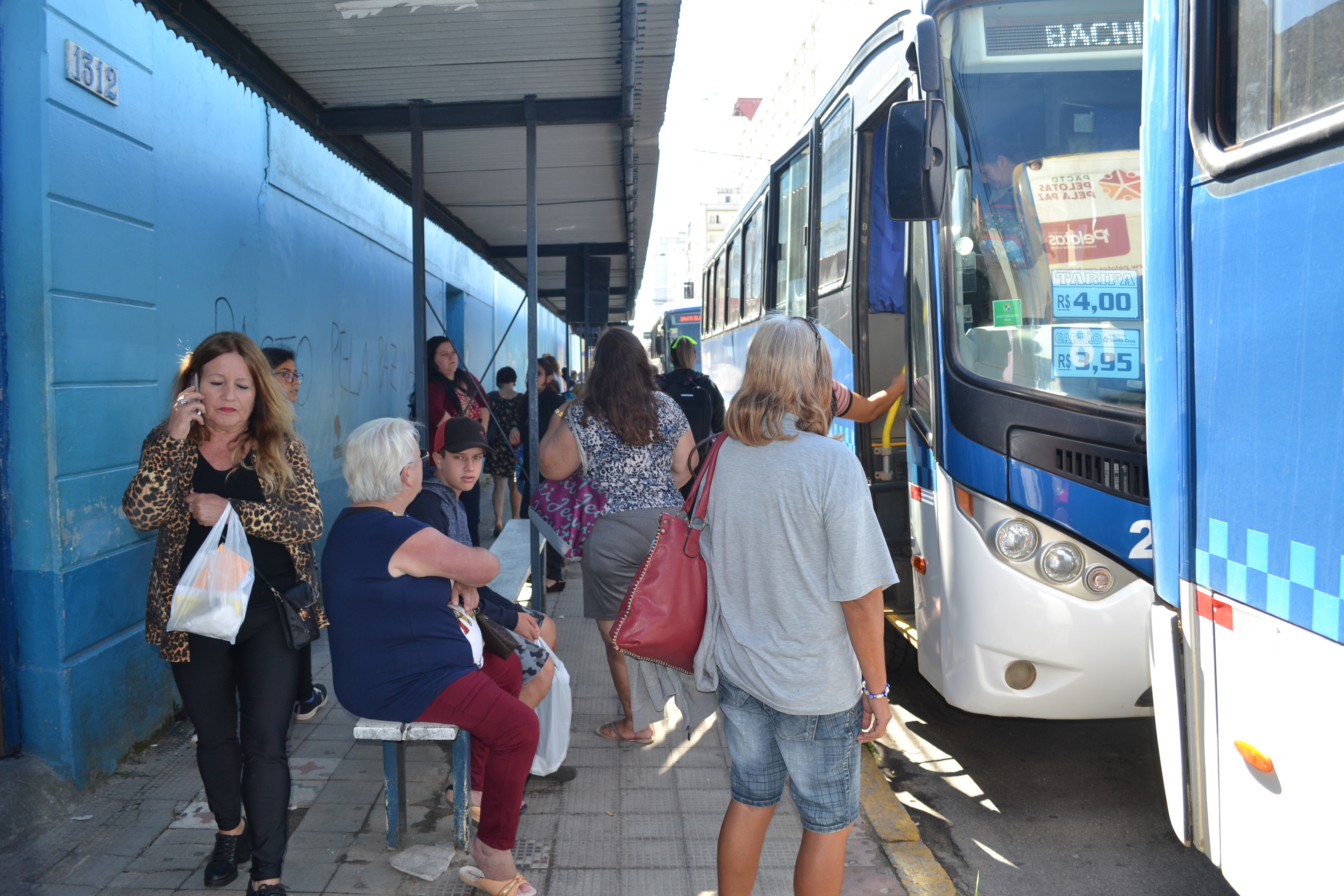 Cai número de deslocamentos de professores e de estudantes, em razão do início do período de férias escolares