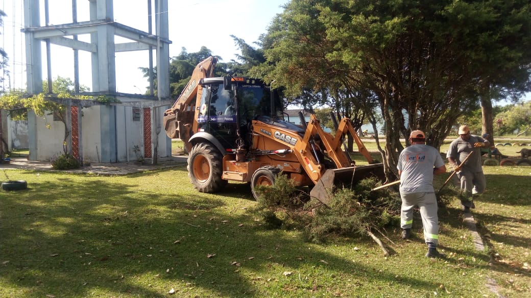 Praia do Laranjal também recebeu atenção das equipes de Limpeza Urbana