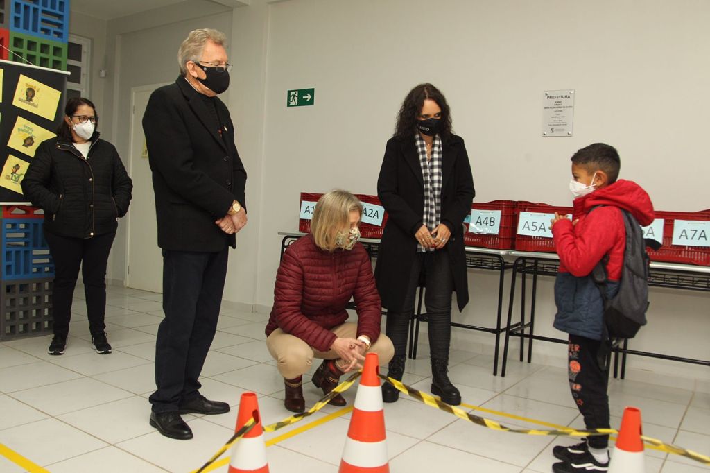 Prefeita Paula Mascarenhas realizou o acolhimento de alunos e profissionais da educação na Emef Maria Helena Vargas, no Sítio Floresta, na primeira hora do retorno ao educandário