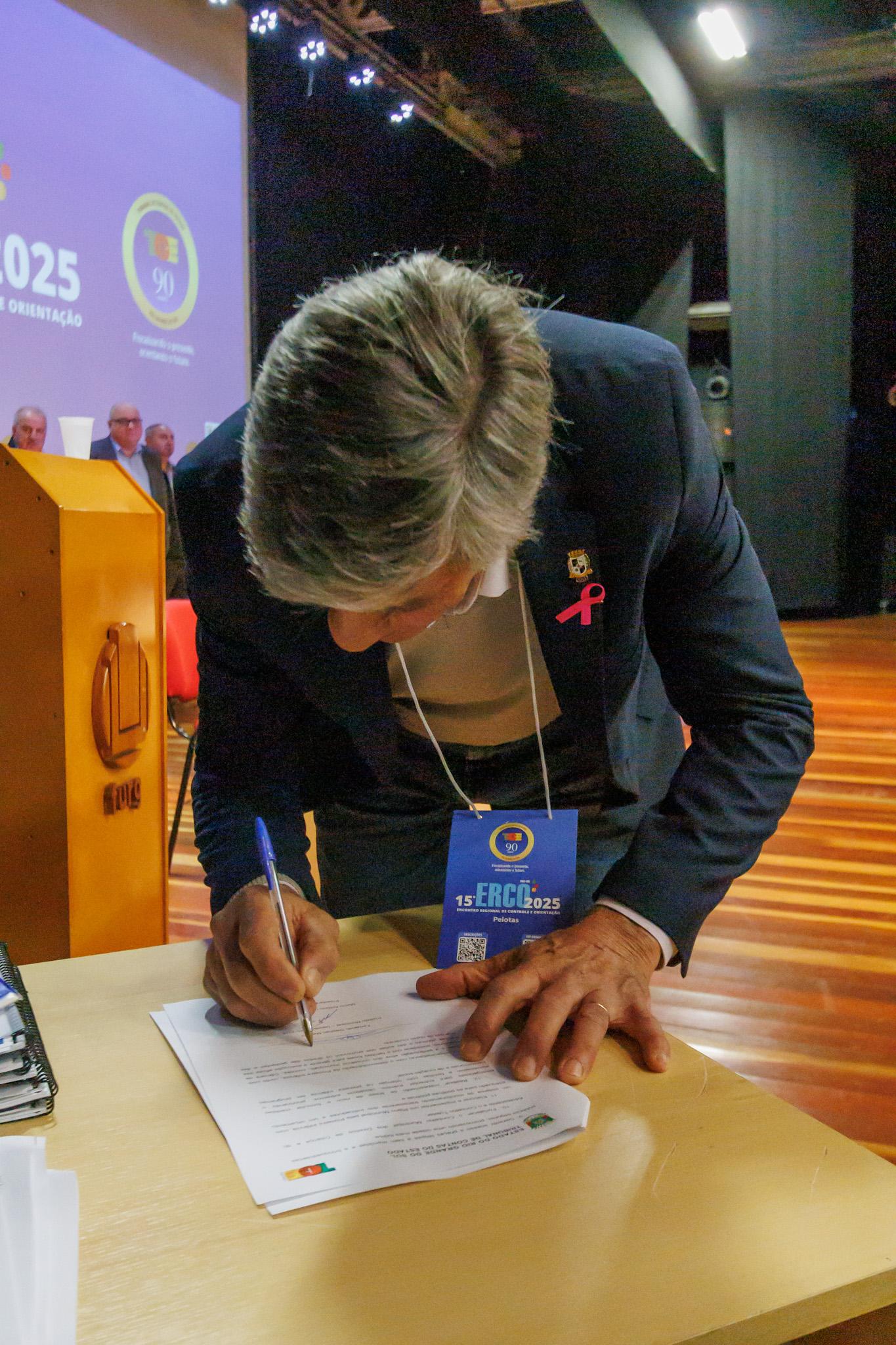 O ato ocorreu durante encontro do TCE-RS em Rio Grande