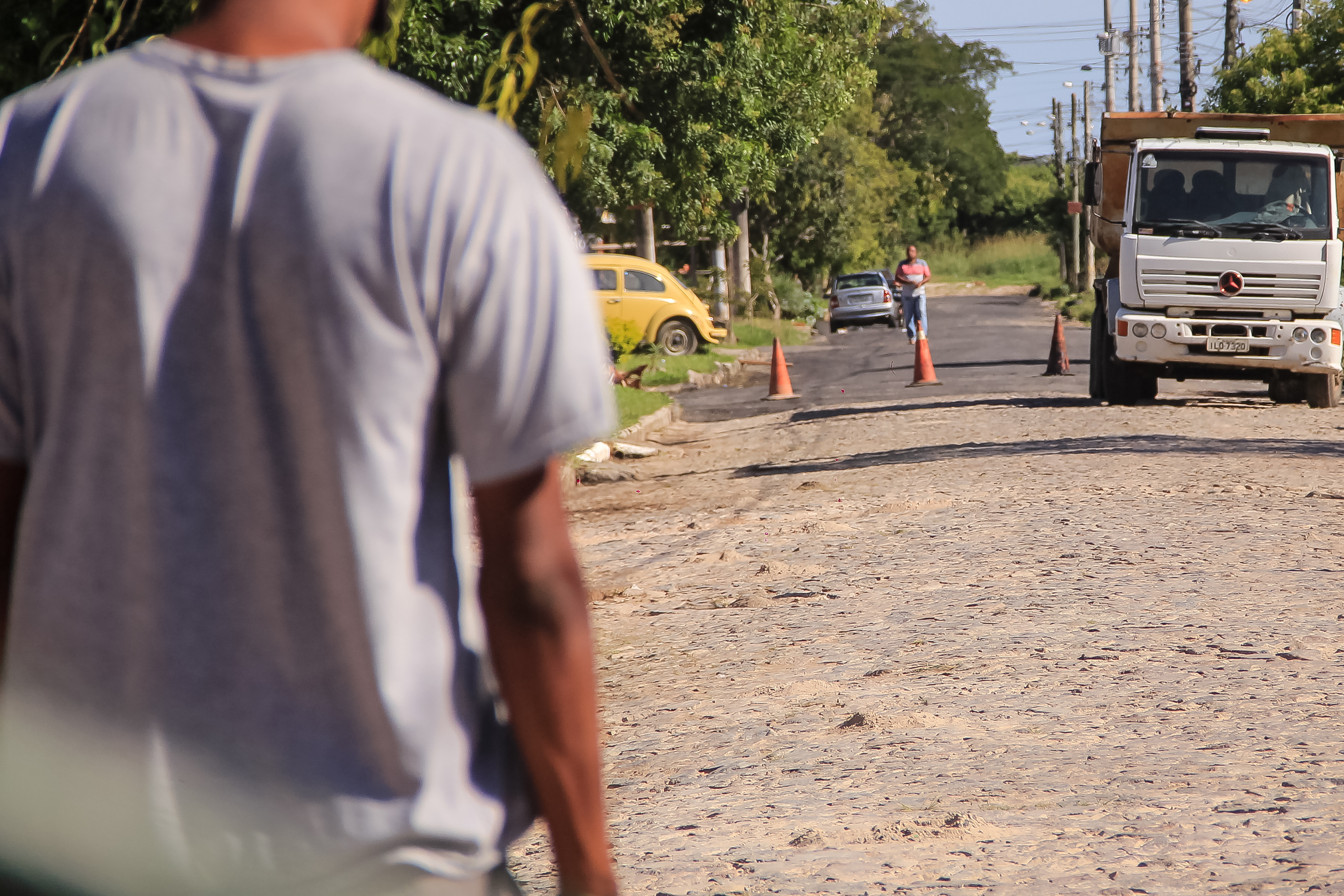 Com recursos próprios, Prefeitura revitaliza a pavimentação da via na zona norte da cidade