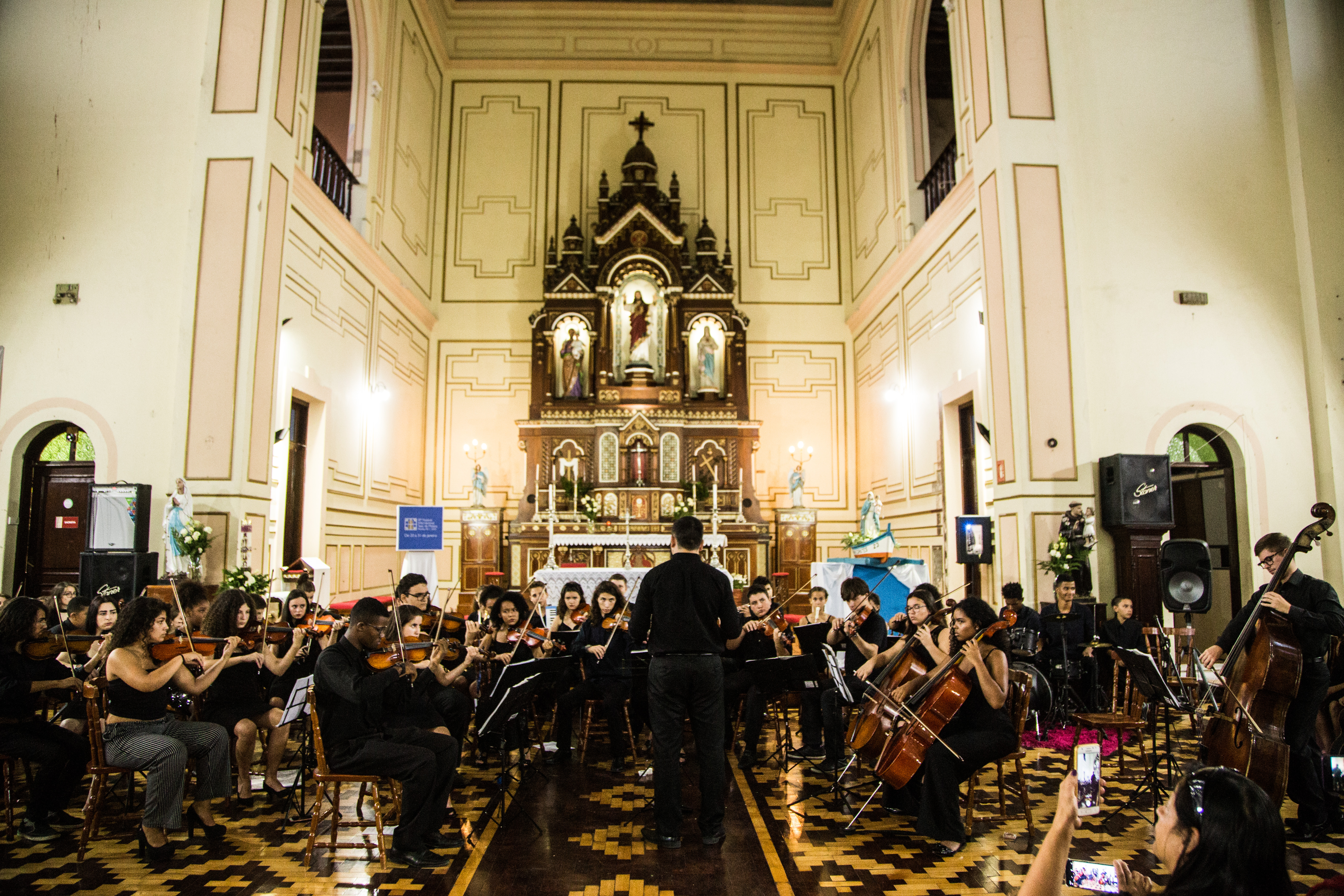 Quarenta integrantes das orquestras Estudantil Municipal e do Areal apresentaram repertório com obras nacionais e internacionais, na Igreja Sagrado Coração de Jesus