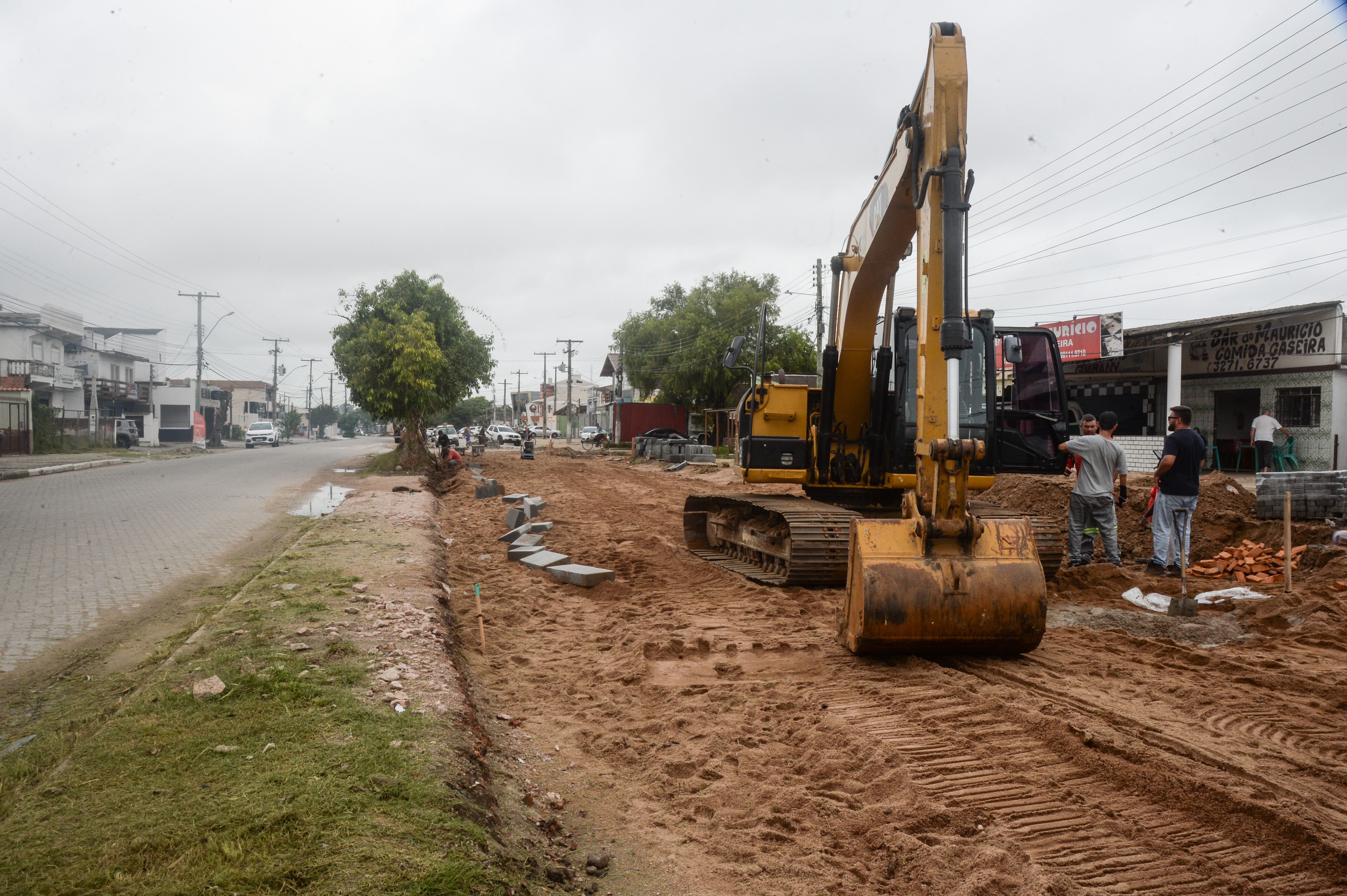 Obra na avenida progride com intervenções simultâneas de drenagem, escavações, reforço do leito e colocação de meios-fios