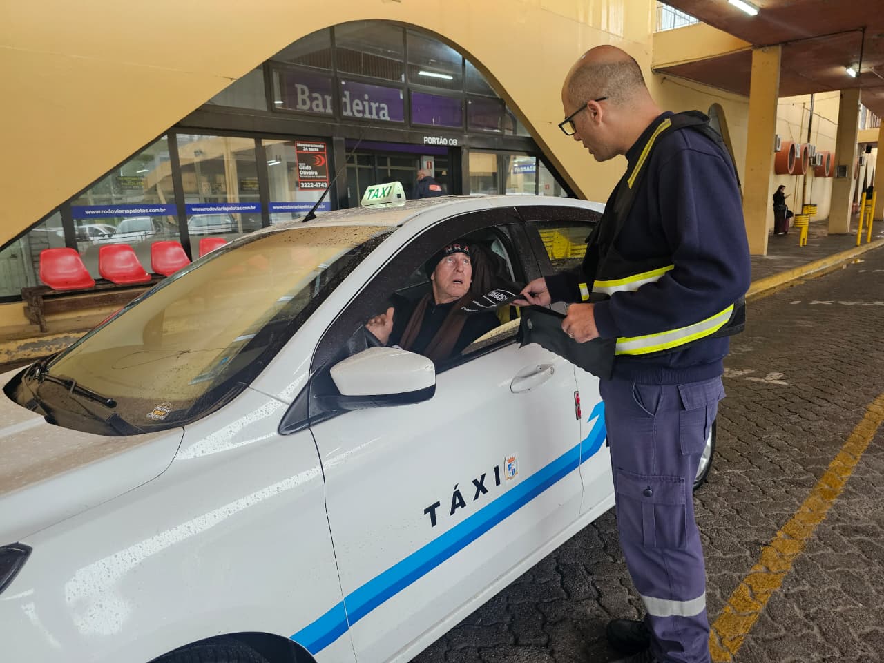 Grupo entregou material impresso da Balada Segura e conversou com motoristas e passageiros sobre risco de misturar bebida alcoólica e direção