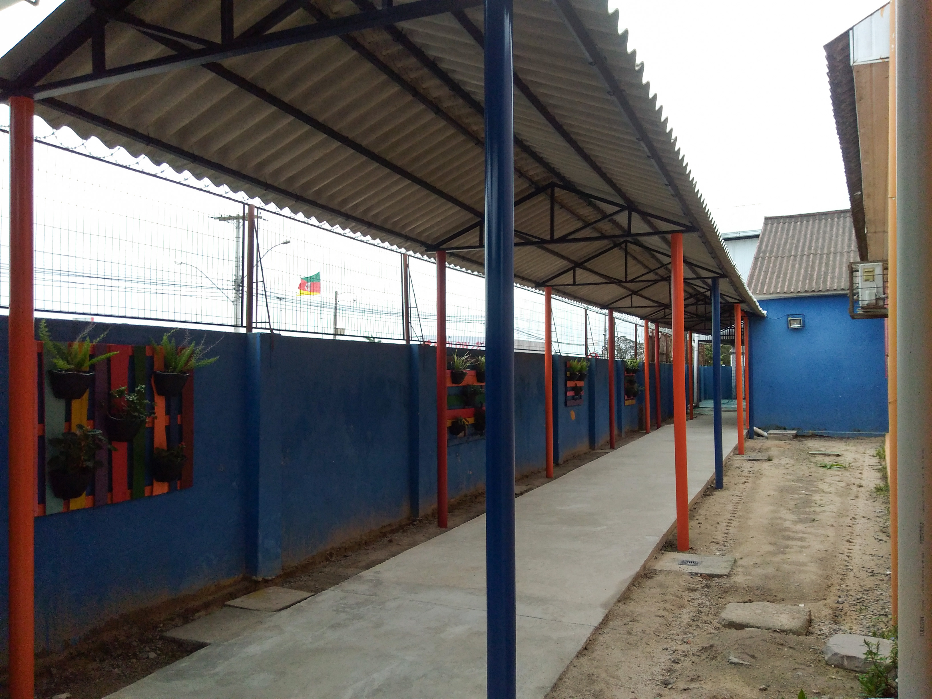 Estrutura metálica e cobertura de fibrocimento com 78 metros quadrados foi implantada na escola do Areal